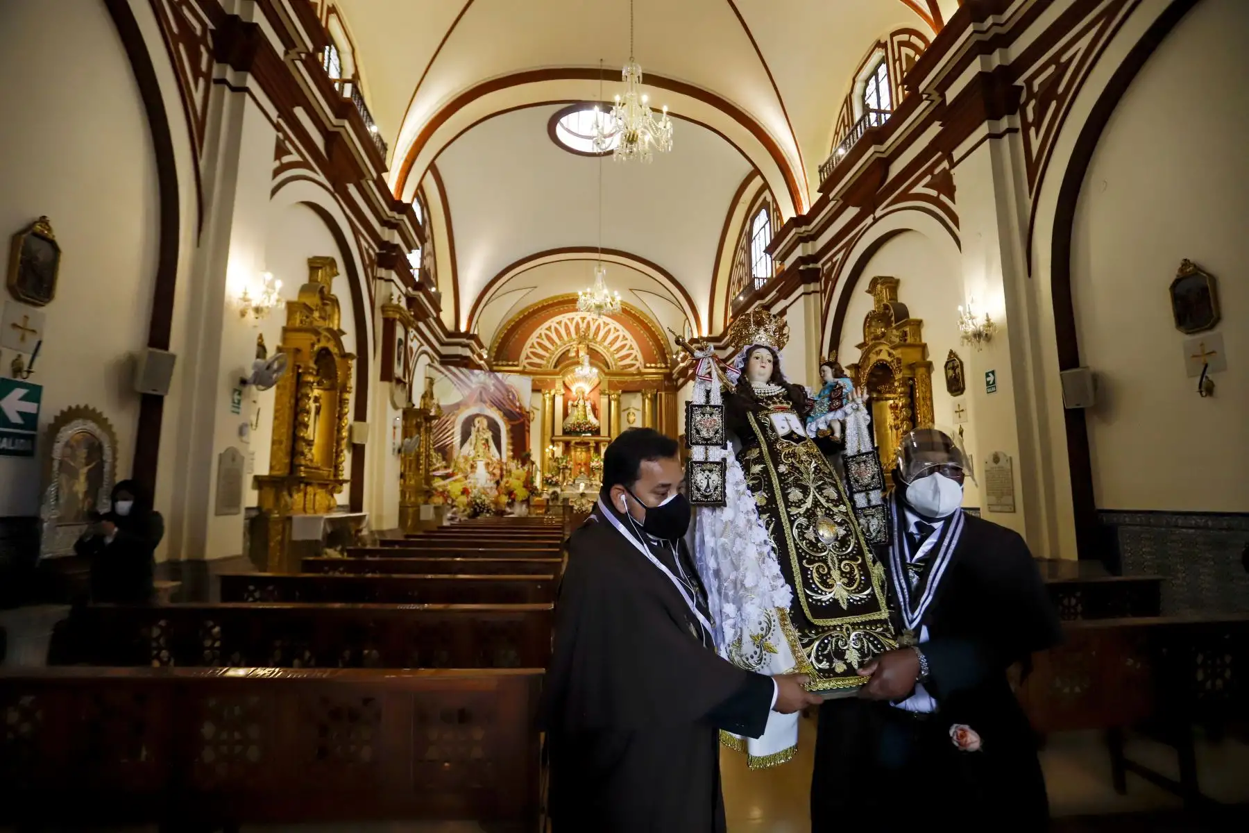 Celebran a puertas cerradas el  día de la Santísima Virgen del Carmen de Lima. Las actividades comenzaron con una misa  en su templo ubicado en Barrios Altos. Posteriormente hizo un recorrido por la ciudad de Lima a bordo de un helicóptero visitando diferentes  instituciones y centros hospitalarios dejando su bendición a los fieles.
Foto: Juan Pablo Azabache