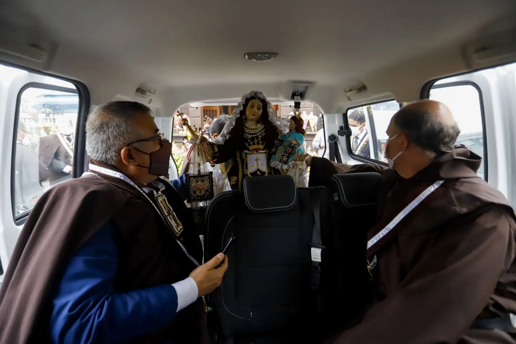 Celebran a puertas cerradas el  día de la Santísima Virgen del Carmen de Lima. Las actividades comenzaron con una misa  en su templo ubicado en Barrios Altos. Posteriormente hizo un recorrido por la ciudad de Lima a bordo de un helicóptero visitando diferentes  instituciones y centros hospitalarios dejando su bendición a los fieles.
Foto: Juan Pablo Azabache