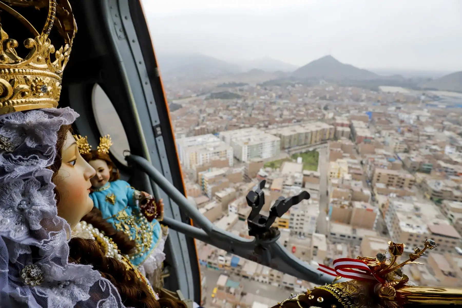 Celebran a puertas cerradas el  día de la Santísima Virgen del Carmen de Lima. Las actividades comenzaron con una misa  en su templo ubicado en Barrios Altos. Posteriormente hizo un recorrido por la ciudad de Lima a bordo de un helicóptero visitando diferentes  instituciones y centros hospitalarios dejando su bendición a los fieles.
Foto: Juan Pablo Azabache