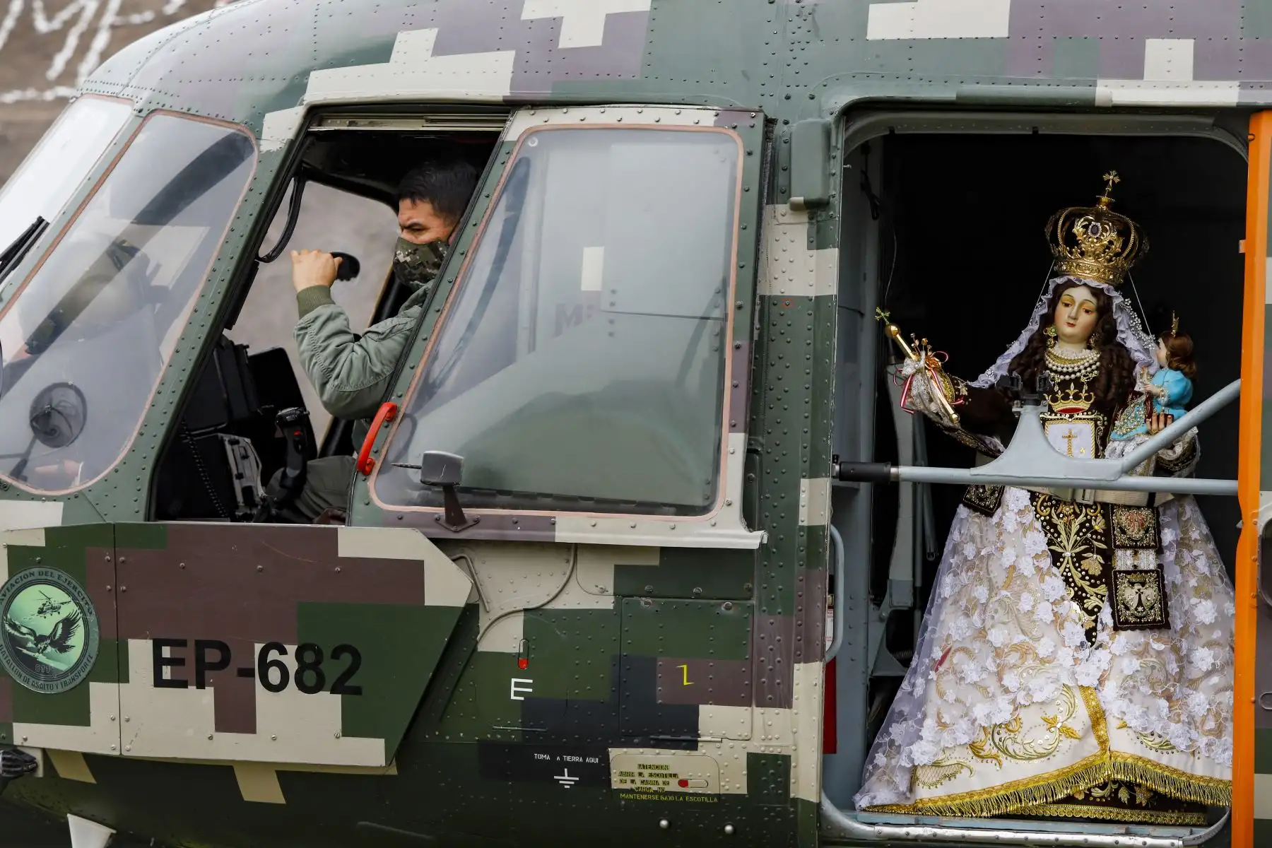 Celebran a puertas cerradas el  día de la Santísima Virgen del Carmen de Lima. Las actividades comenzaron con una misa  en su templo ubicado en Barrios Altos. Posteriormente hizo un recorrido por la ciudad de Lima a bordo de un helicóptero visitando diferentes  instituciones y centros hospitalarios dejando su bendición a los fieles.
Foto: Juan Pablo Azabache