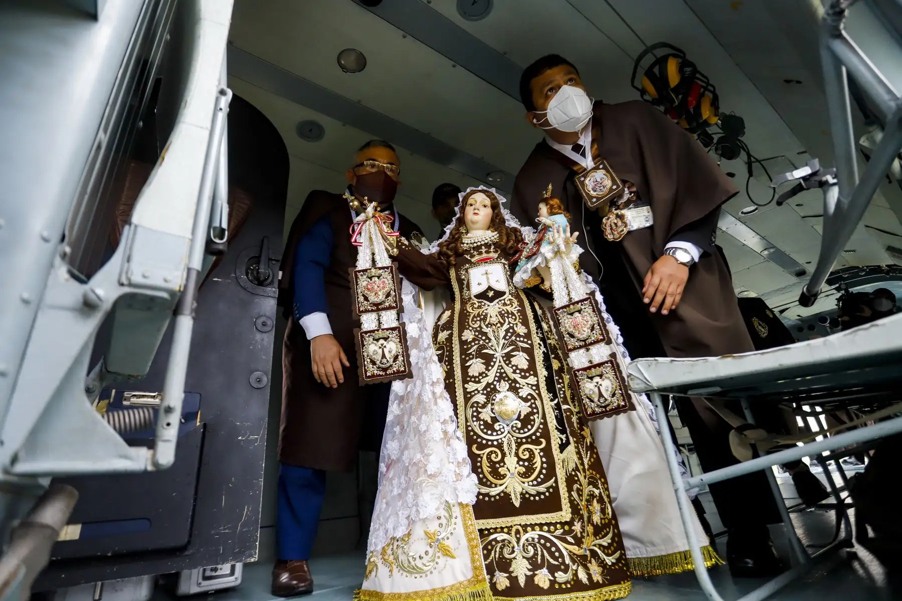 Celebran a puertas cerradas el  día de la Santísima Virgen del Carmen de Lima. Las actividades comenzaron con una misa  en su templo ubicado en Barrios Altos. Posteriormente hizo un recorrido por la ciudad de Lima a bordo de un helicóptero visitando diferentes  instituciones y centros hospitalarios dejando su bendición a los fieles.
Foto: Juan Pablo Azabache