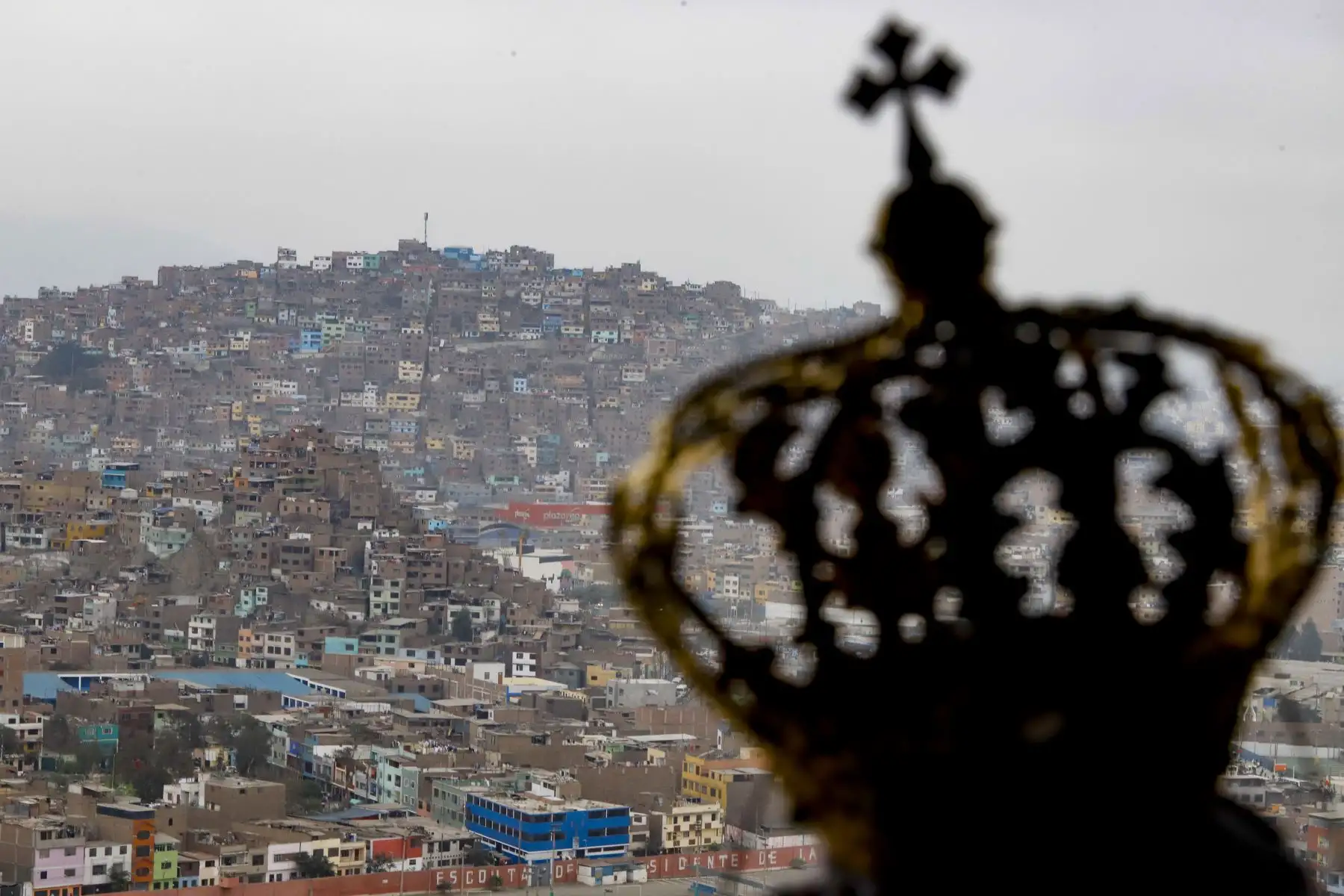 Celebran a puertas cerradas el  día de la Santísima Virgen del Carmen de Lima. Las actividades comenzaron con una misa  en su templo ubicado en Barrios Altos. Posteriormente hizo un recorrido por la ciudad de Lima a bordo de un helicóptero visitando diferentes  instituciones y centros hospitalarios dejando su bendición a los fieles.
Foto: Juan Pablo Azabache