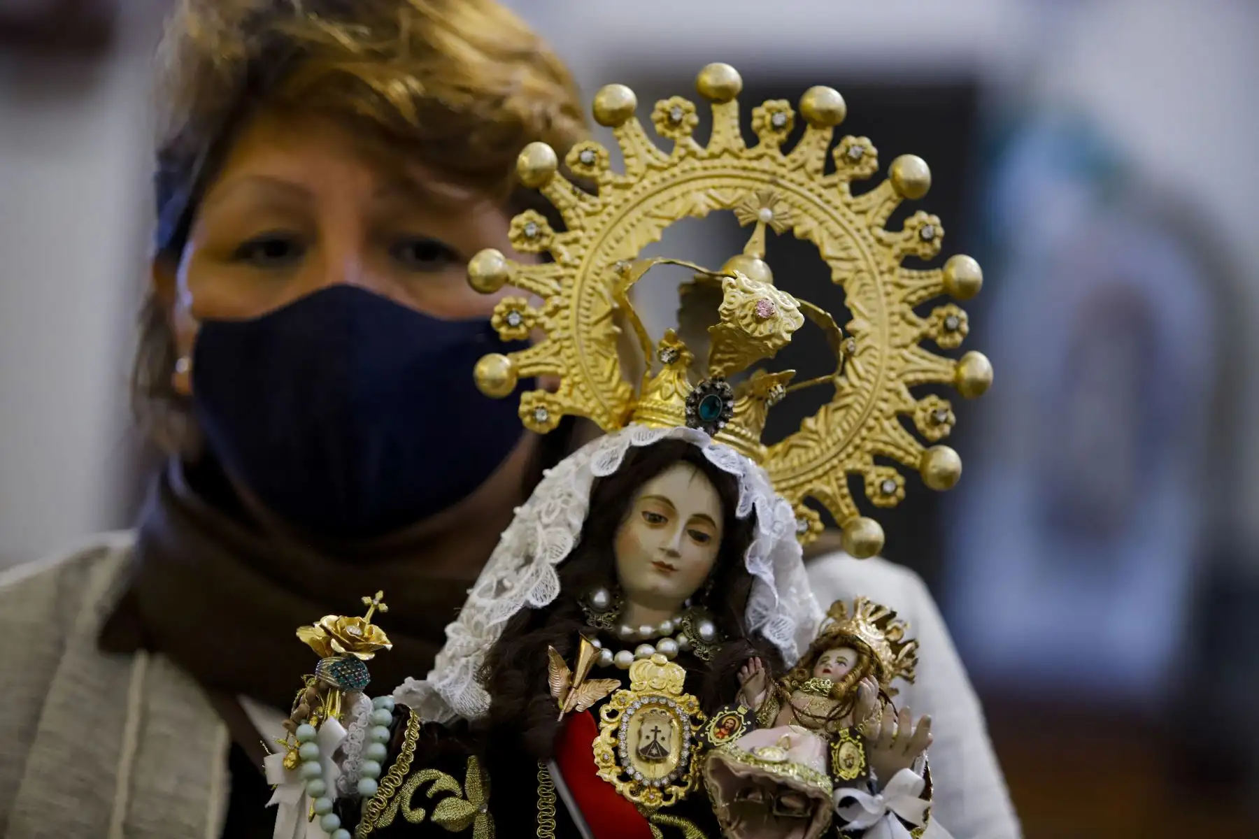Celebran a puertas cerradas el  día de la Santísima Virgen del Carmen de Lima. Las actividades comenzaron con una misa  en su templo ubicado en Barrios Altos. Posteriormente hizo un recorrido por la ciudad de Lima a bordo de un helicóptero visitando diferentes  instituciones y centros hospitalarios dejando su bendición a los fieles.
Foto: Juan Pablo Azabache
