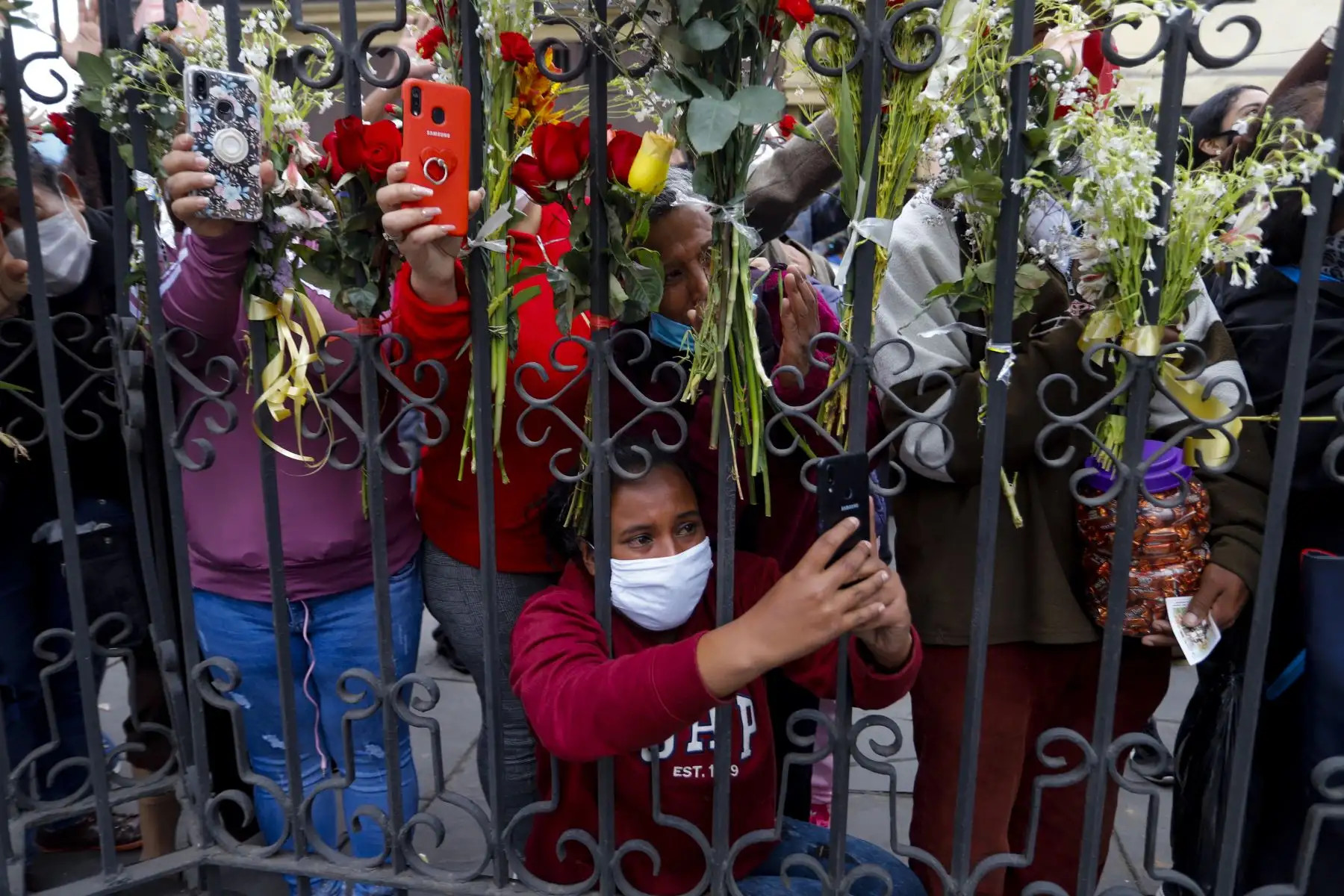 Celebran a puertas cerradas el  día de la Santísima Virgen del Carmen de Lima. Las actividades comenzaron con una misa  en su templo ubicado en Barrios Altos. Posteriormente hizo un recorrido por la ciudad de Lima a bordo de un helicóptero visitando diferentes  instituciones y centros hospitalarios dejando su bendición a los fieles.
Foto: Juan Pablo Azabache