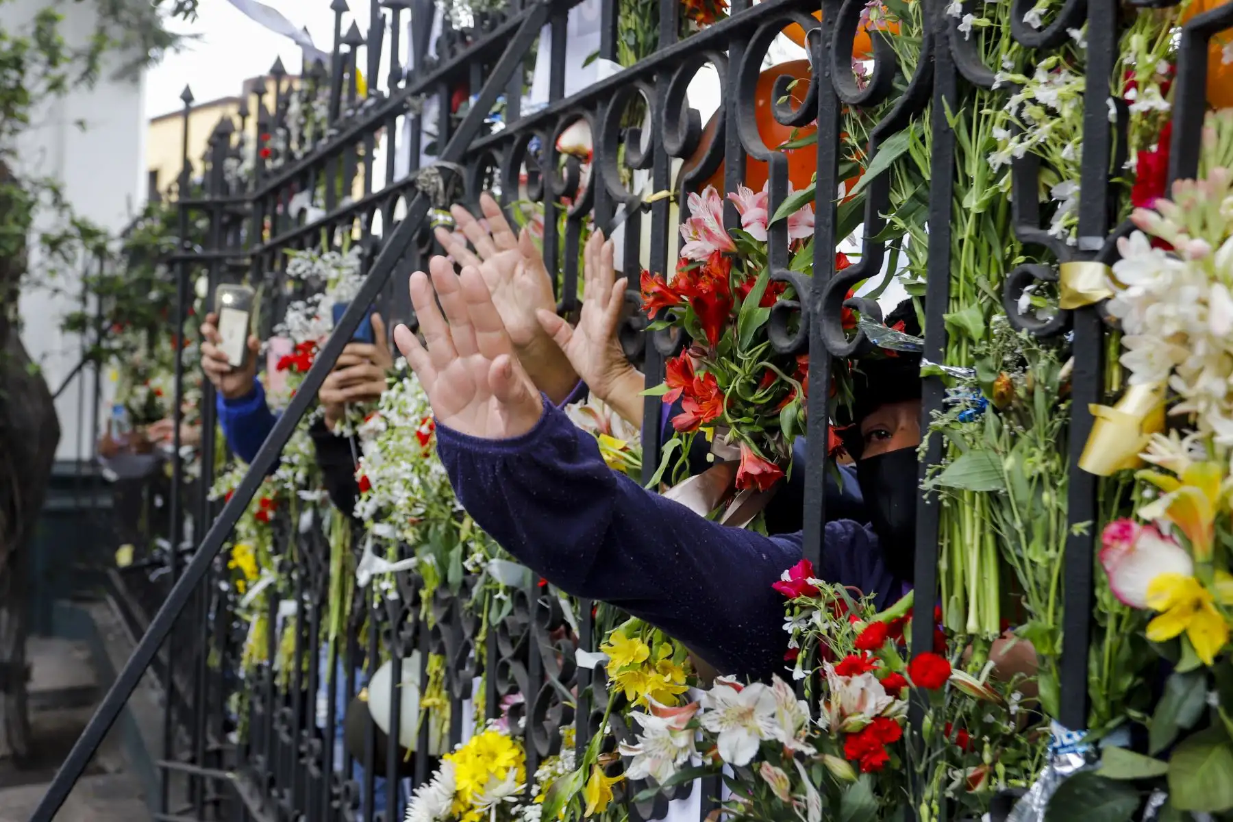 Celebran a puertas cerradas el  día de la Santísima Virgen del Carmen de Lima. Las actividades comenzaron con una misa  en su templo ubicado en Barrios Altos. Posteriormente hizo un recorrido por la ciudad de Lima a bordo de un helicóptero visitando diferentes  instituciones y centros hospitalarios dejando su bendición a los fieles.
Foto: Juan Pablo Azabache