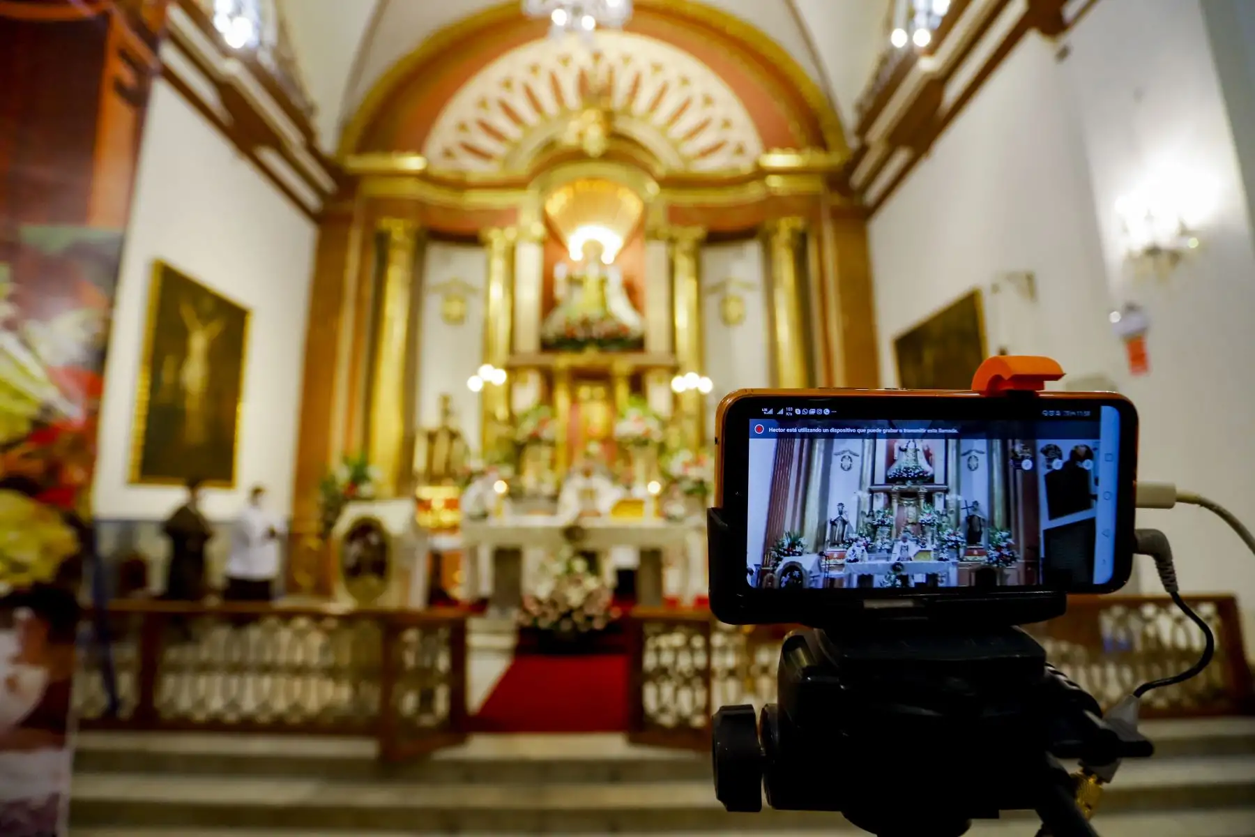 Celebran a puertas cerradas el  día de la Santísima Virgen del Carmen de Lima. Las actividades comenzaron con una misa  en su templo ubicado en Barrios Altos. Posteriormente hizo un recorrido por la ciudad de Lima a bordo de un helicóptero visitando diferentes  instituciones y centros hospitalarios dejando su bendición a los fieles.
Foto: Juan Pablo Azabache