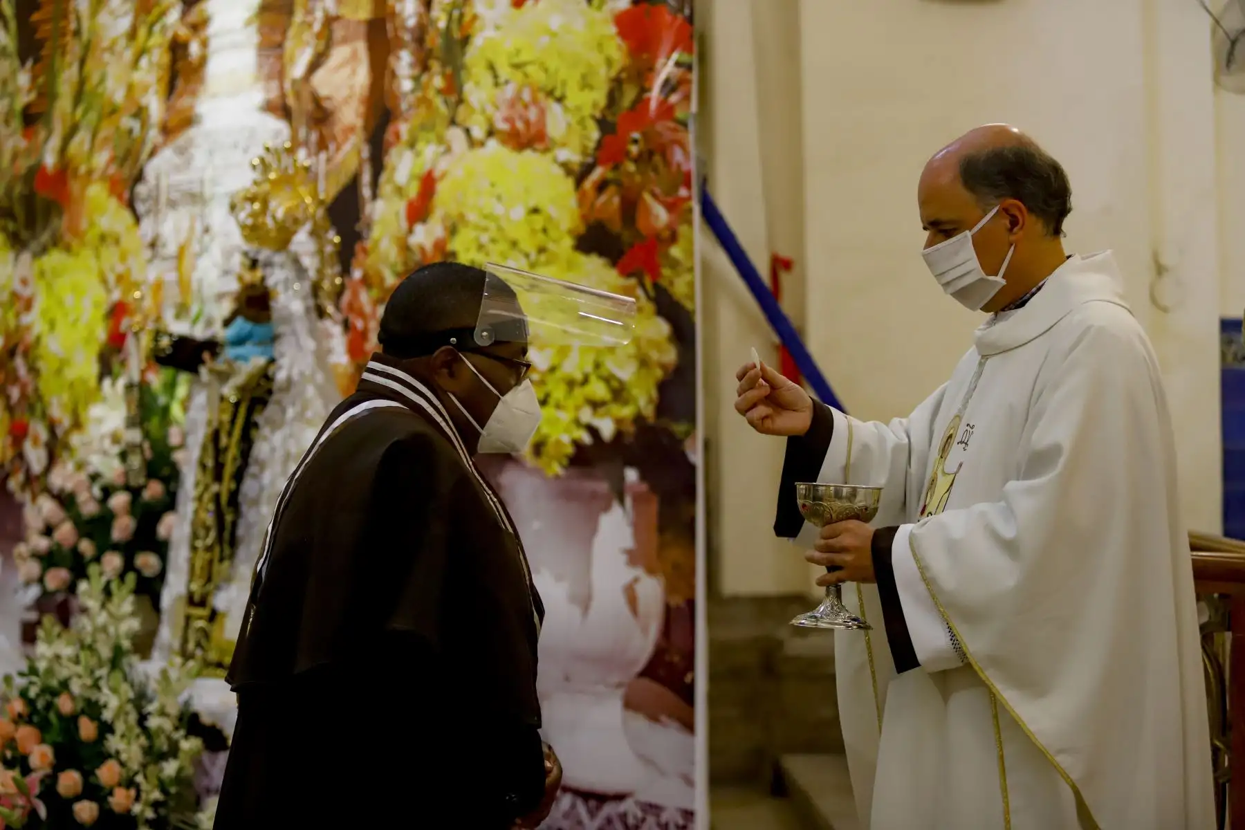 Celebran a puertas cerradas el  día de la Santísima Virgen del Carmen de Lima. Las actividades comenzaron con una misa  en su templo ubicado en Barrios Altos. Posteriormente hizo un recorrido por la ciudad de Lima a bordo de un helicóptero visitando diferentes  instituciones y centros hospitalarios dejando su bendición a los fieles.
Foto: Juan Pablo Azabache