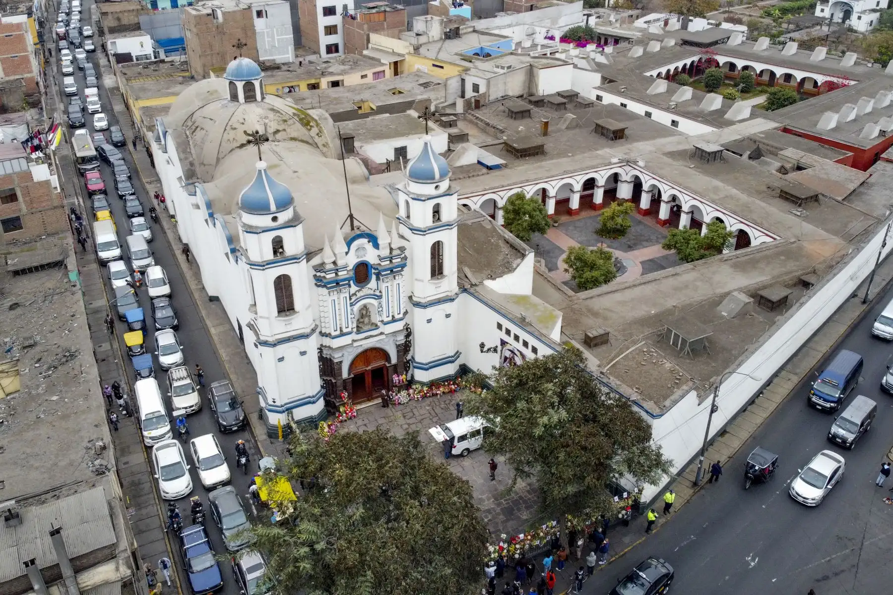 Celebran a puertas cerradas el  día de la Santísima Virgen del Carmen de Lima. Las actividades comenzaron con una misa  en su templo ubicado en Barrios Altos. Posteriormente hizo un recorrido por la ciudad de Lima a bordo de un helicóptero visitando diferentes  instituciones y centros hospitalarios dejando su bendición a los fieles.
Foto: Juan Pablo Azabache