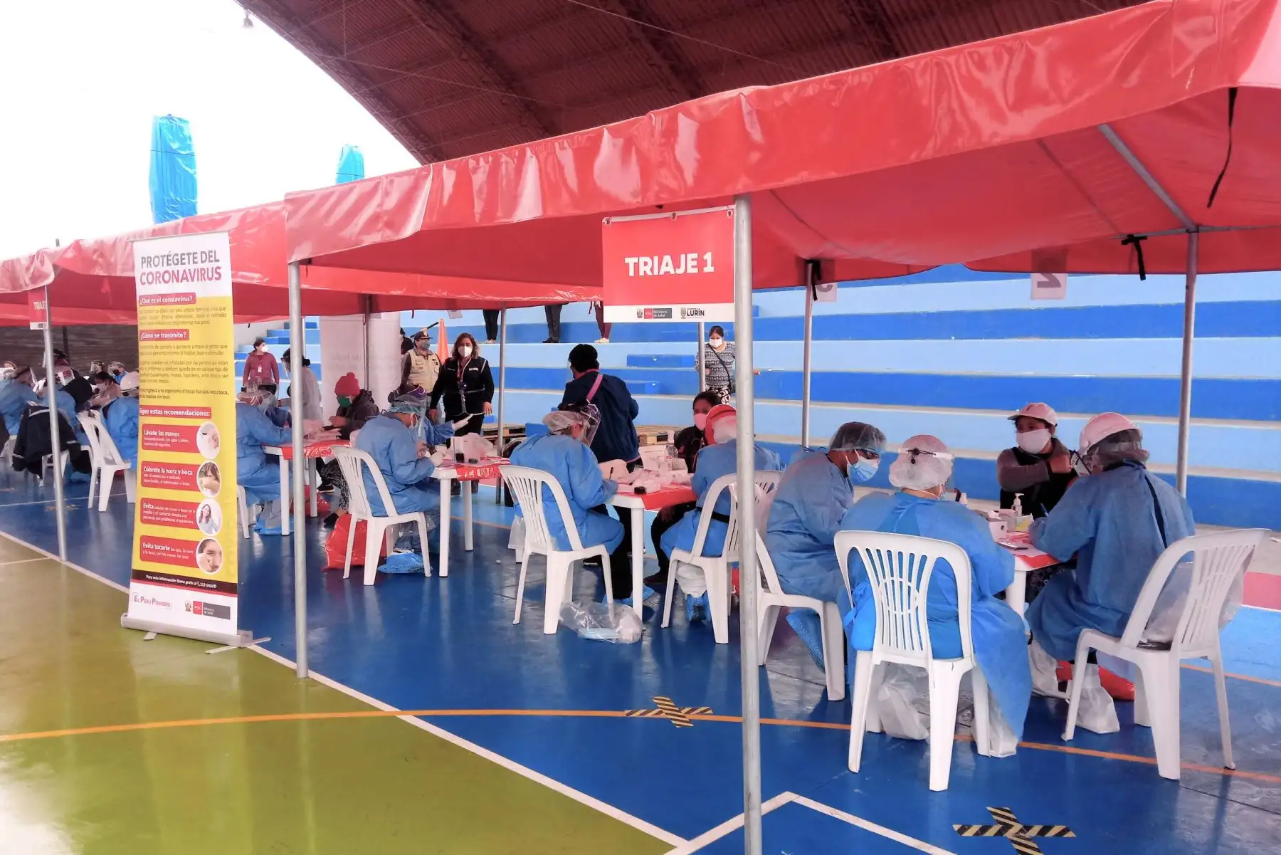 DIRIS Lima Sur  atiende aproximadamente a 200 trabajadores de 53 comedores populares del distrito de Lurín. Los ciudadanos fueron  evaluados clínicamente y  atendidos en descarte de  covid – 19 Foto: Diris Lima Sur