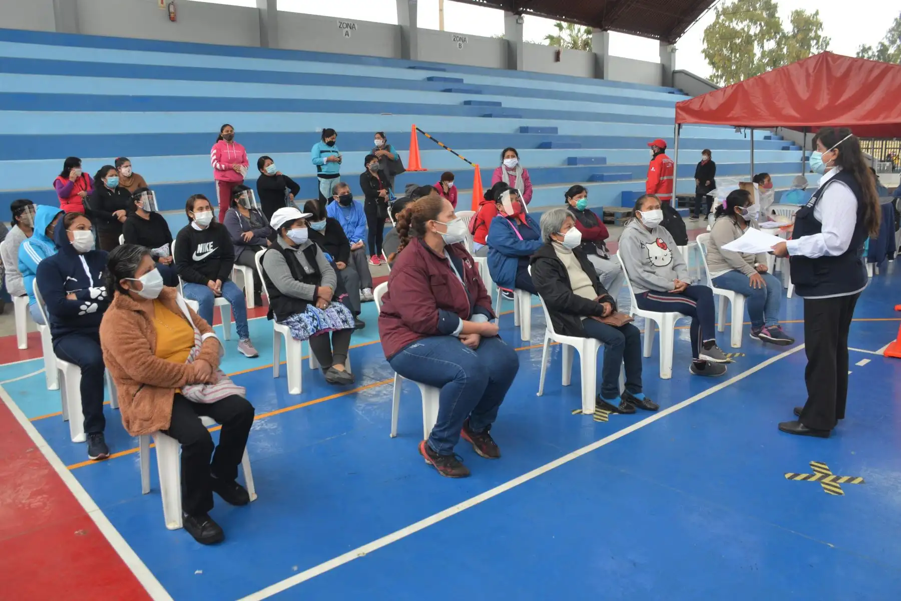 DIRIS Lima Sur  atiende aproximadamente a 200 trabajadores de 53 comedores populares del distrito de Lurín. Los ciudadanos fueron  evaluados clínicamente y  atendidos en descarte de  covid – 19 Foto: Diris Lima Sur