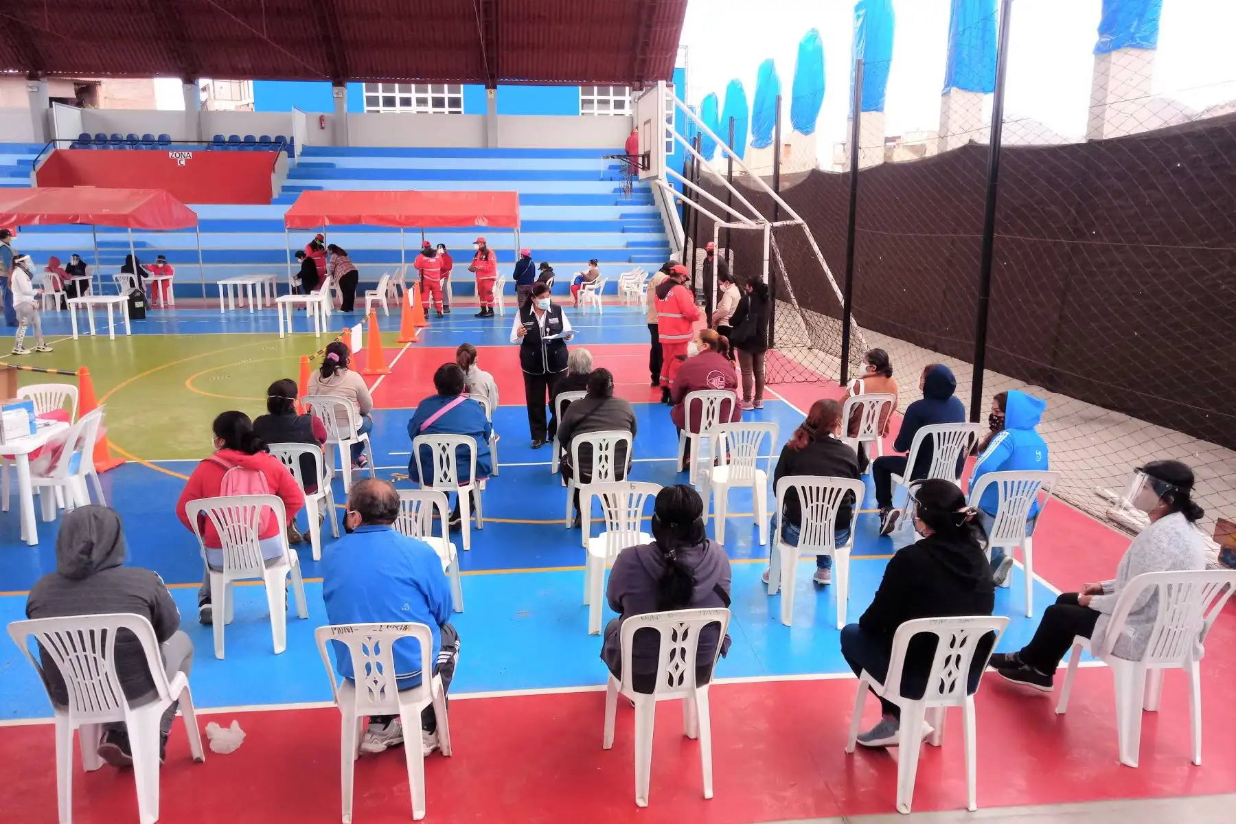 DIRIS Lima Sur  atiende aproximadamente a 200 trabajadores de 53 comedores populares del distrito de Lurín. Los ciudadanos fueron  evaluados clínicamente y  atendidos en descarte de  covid – 19 Foto: Diris Lima Sur