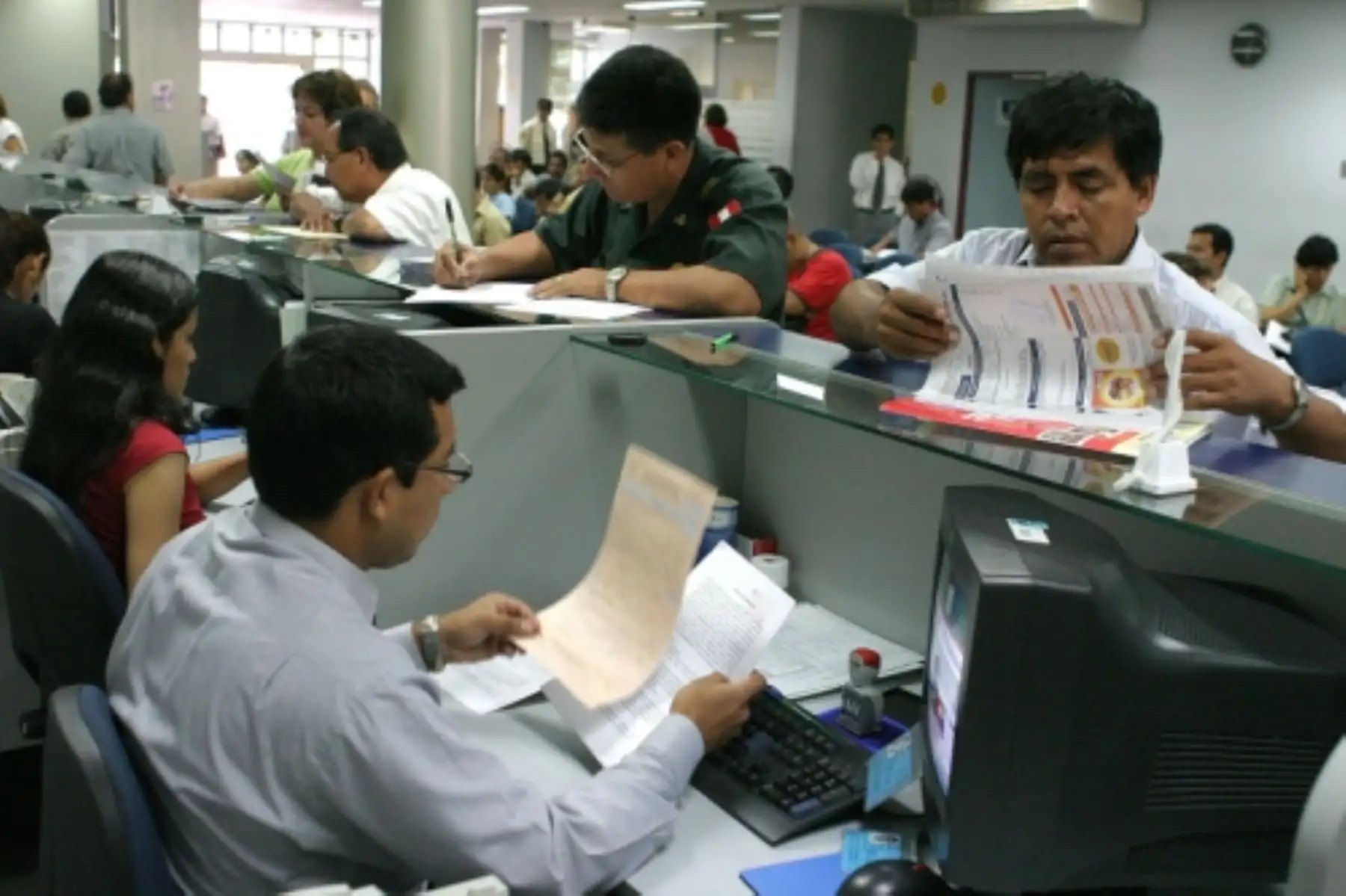 Servir explicó en un comunicado explicó que el ingreso de más de 300 mil personas al Estado, afecta la igualdad en el acceso a la administración pública de los servidores mediante la meritocracia. Esto vulnera la Constitución Política del Perú. ANDINA/Servir