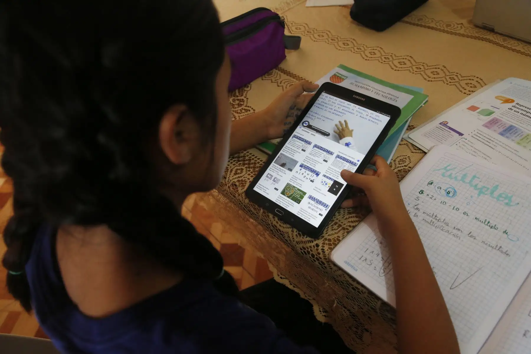 La adquisición de tabletas forma parte de una estrategia que ha articulado lo técnico y pedagógico en la formación escolar, pues las dificultades que presenta el alumnado que vive en zonas vulnerables y alejadas de conectividad de internet también son de aprendizaje, sostiene el ministro de Educación, Martín Benavides. Foto: ANDINA/Minedu.