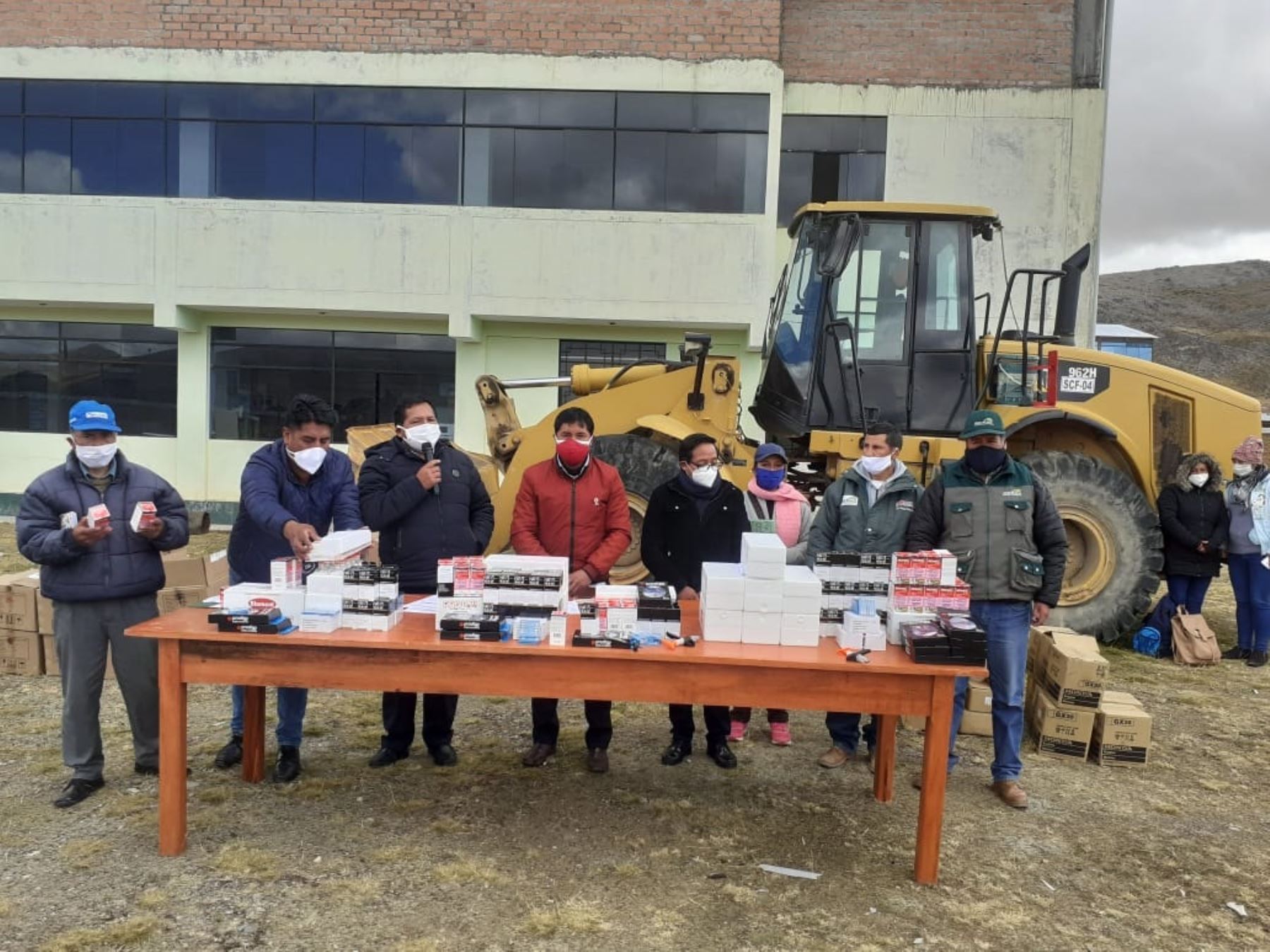 Funcionarios de Agro Rural entregan kits veterinarios a ganaderos de diversos distritos de Pasco para proteger al ganado de las bajas temperaturas.