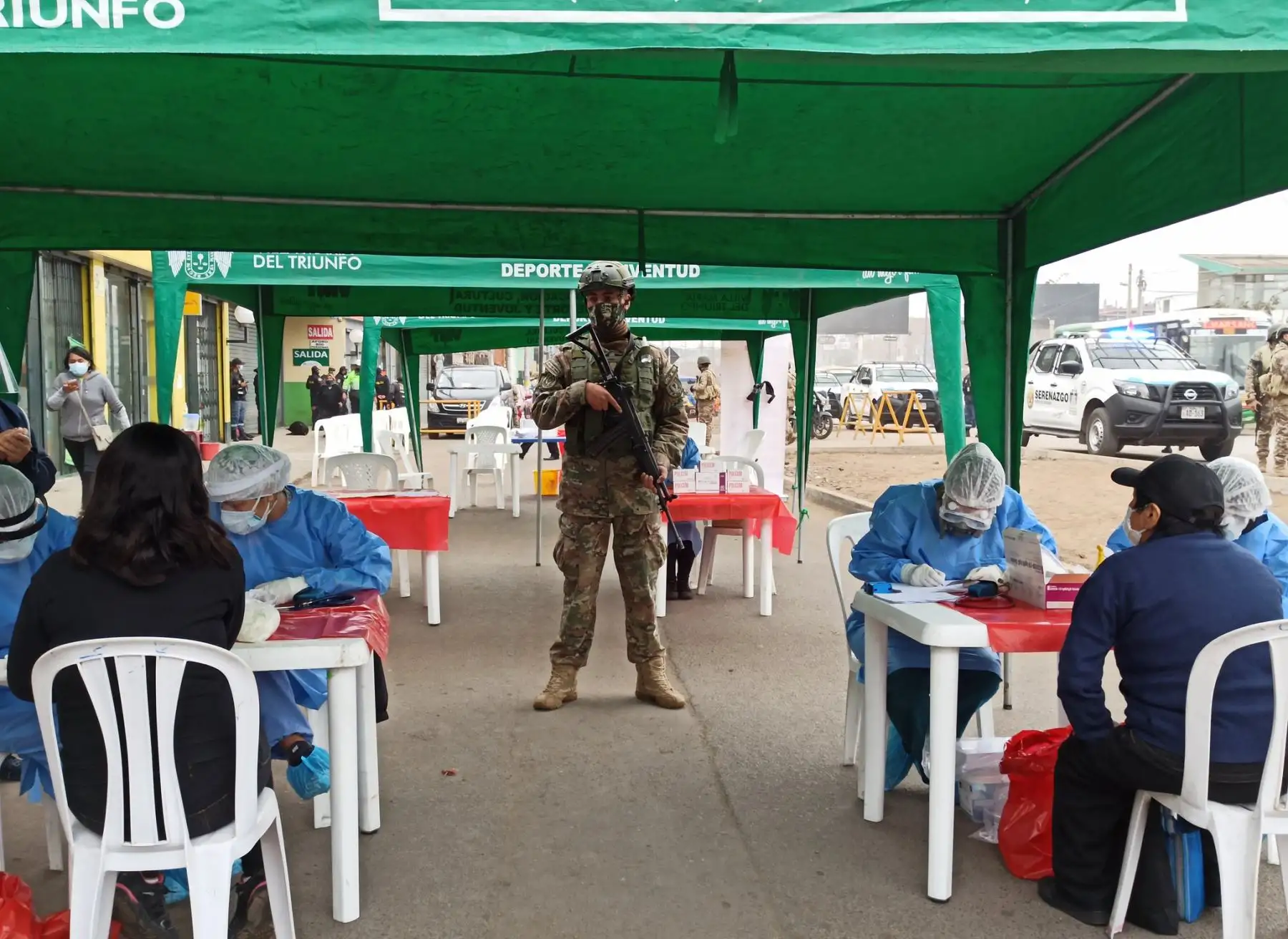 La DIRIS Lima Sur realiza, por segunda vez, pruebas rápidas de descarte de covid-19 a 100 comerciantes del Mercado Micaela Bastidas en Villa María Del Triunfo. Foto: @DIRISLimaSur