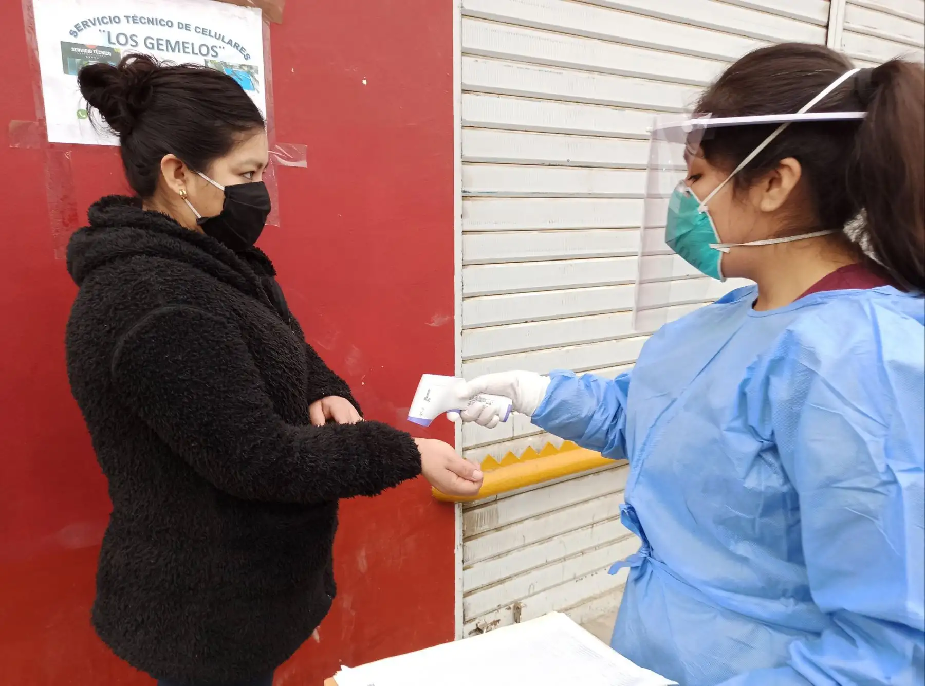 La DIRIS Lima Sur realiza, por segunda vez, pruebas rápidas de descarte de covid-19 a 100 comerciantes del Mercado Micaela Bastidas en Villa María Del Triunfo. Foto: @DIRISLimaSur