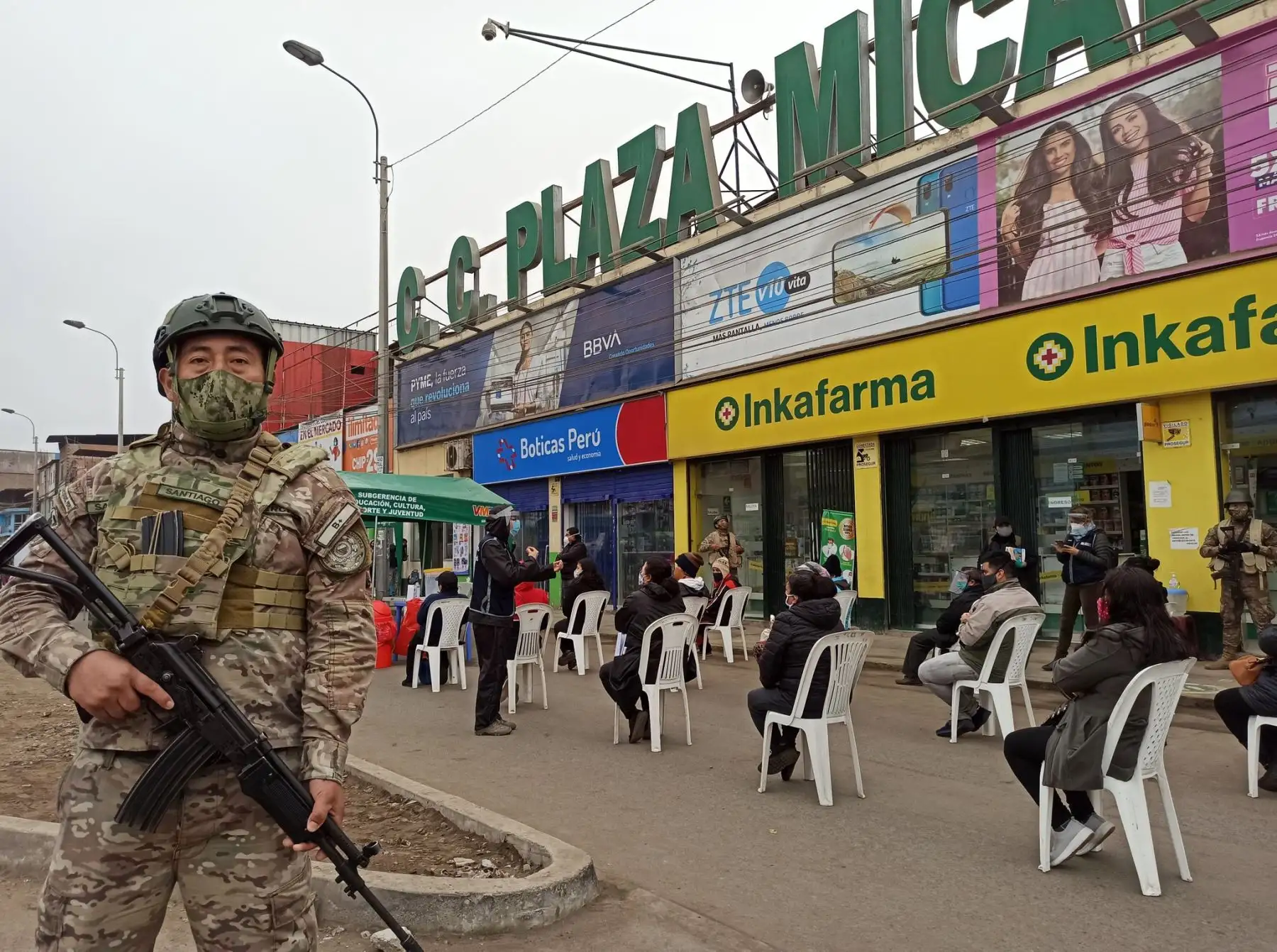 La DIRIS Lima Sur realiza, por segunda vez, pruebas rápidas de descarte de covid-19 a 100 comerciantes del Mercado Micaela Bastidas en Villa María Del Triunfo. Foto: @DIRISLimaSur