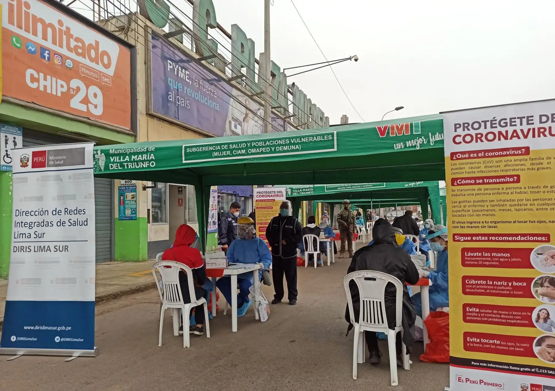 La DIRIS Lima Sur realiza, por segunda vez, pruebas rápidas de descarte de covid-19 a 100 comerciantes del Mercado Micaela Bastidas en Villa María Del Triunfo. Foto: @DIRISLimaSur