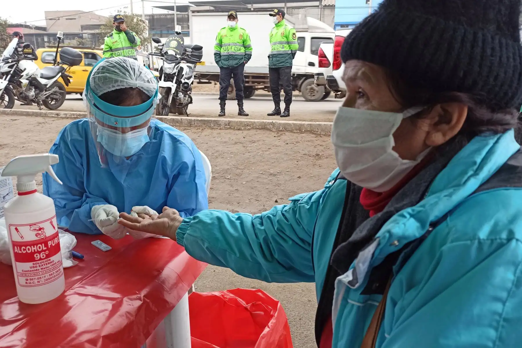 La DIRIS Lima Sur realiza, por segunda vez, pruebas rápidas de descarte de covid-19 a 100 comerciantes del Mercado Micaela Bastidas en Villa María Del Triunfo. Foto: @DIRISLimaSur