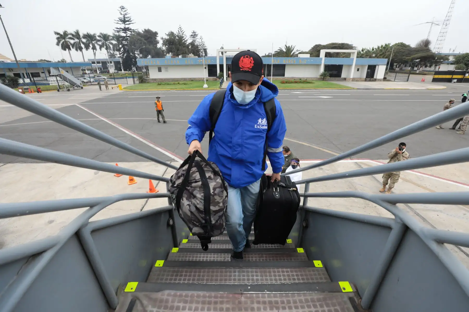 Equipo médico viaja a Piura para continuar lucha contra el Covid-19. Esta vez se sumaron seis profesionales médicos y diez tecnólogos. Además se enviaron 5 mil pruebas rápidas y equipos de bioseguridad. Foto: ANDINA/Essalud