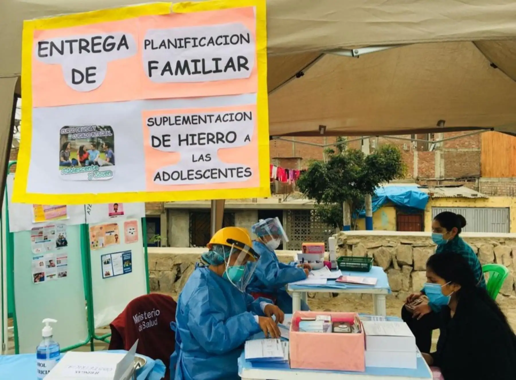 Brigadas de la DIRIS Lima Sur estuvieron en el Parque Central Gr. 2 del AAHH Edilberto Ramos en Villa El Salvador, brindando servicios de vacunación, descarte de anemia a niños menores, vacunación contra la influenza y neumococo, y además realizando descarte de covid-19. Foto: @DIRISLimaSur