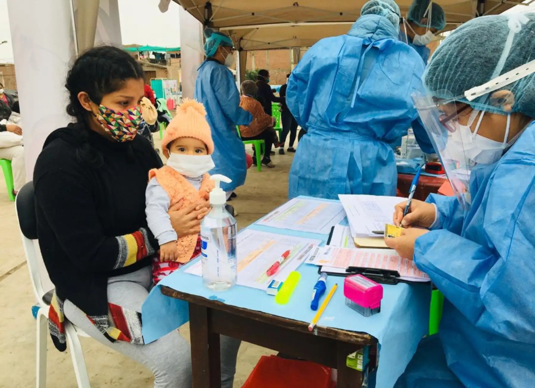 Brigadas de la DIRIS Lima Sur estuvieron en el Parque Central Gr. 2 del AAHH Edilberto Ramos en Villa El Salvador, brindando servicios de vacunación, descarte de anemia a niños menores, vacunación contra la influenza y neumococo, y además realizando descarte de covid-19. Foto: @DIRISLimaSur