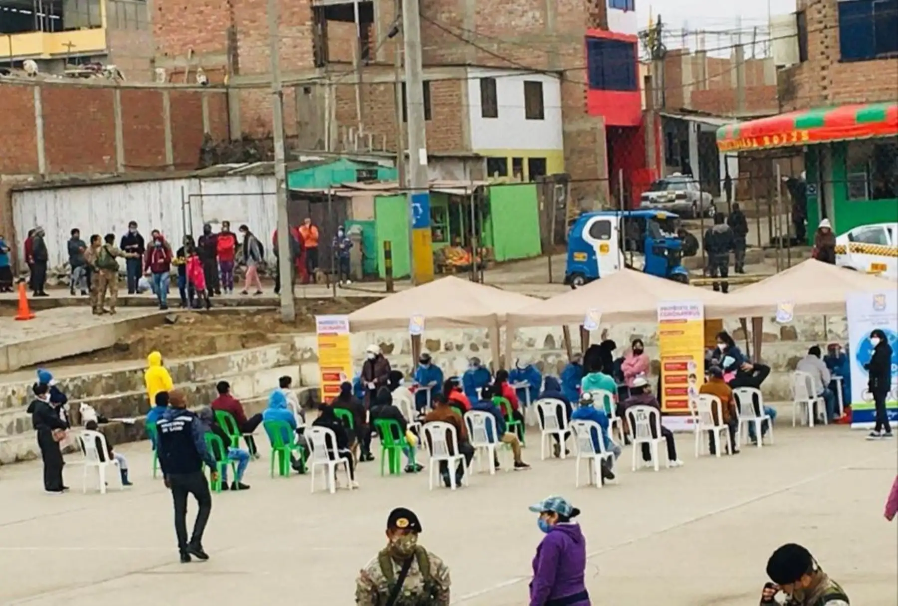 Brigadas de la DIRIS Lima Sur estuvieron en el Parque Central Gr. 2 del AAHH Edilberto Ramos en Villa El Salvador, brindando servicios de vacunación, descarte de anemia a niños menores, vacunación contra la influenza y neumococo, y además realizando descarte de covid-19. Foto: @DIRISLimaSur