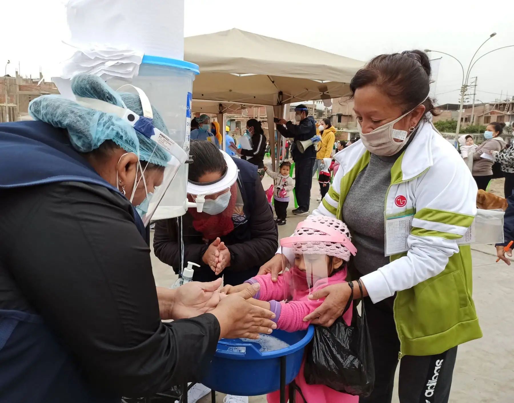 Brigadas de la DIRIS Lima Sur estuvieron en el Parque Central Gr. 2 del AAHH Edilberto Ramos en Villa El Salvador, brindando servicios de vacunación, descarte de anemia a niños menores, vacunación contra la influenza y neumococo, y además realizando descarte de covid-19. Foto: @DIRISLimaSur