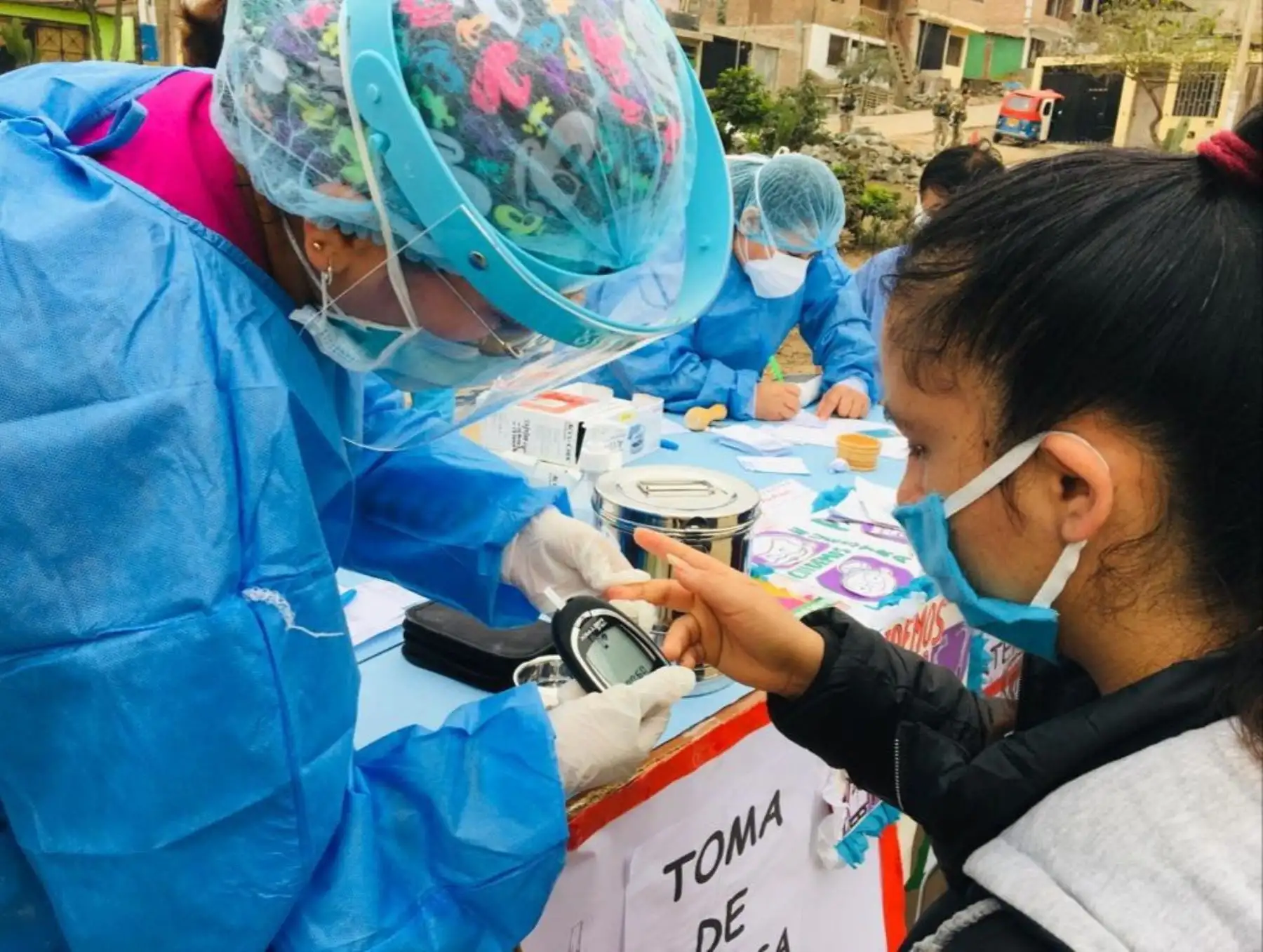 Brigadas de la DIRIS Lima Sur estuvieron en el Parque Central Gr. 2 del AAHH Edilberto Ramos en Villa El Salvador, brindando servicios de vacunación, descarte de anemia a niños menores, vacunación contra la influenza y neumococo, y además realizando descarte de covid-19. Foto: @DIRISLimaSur