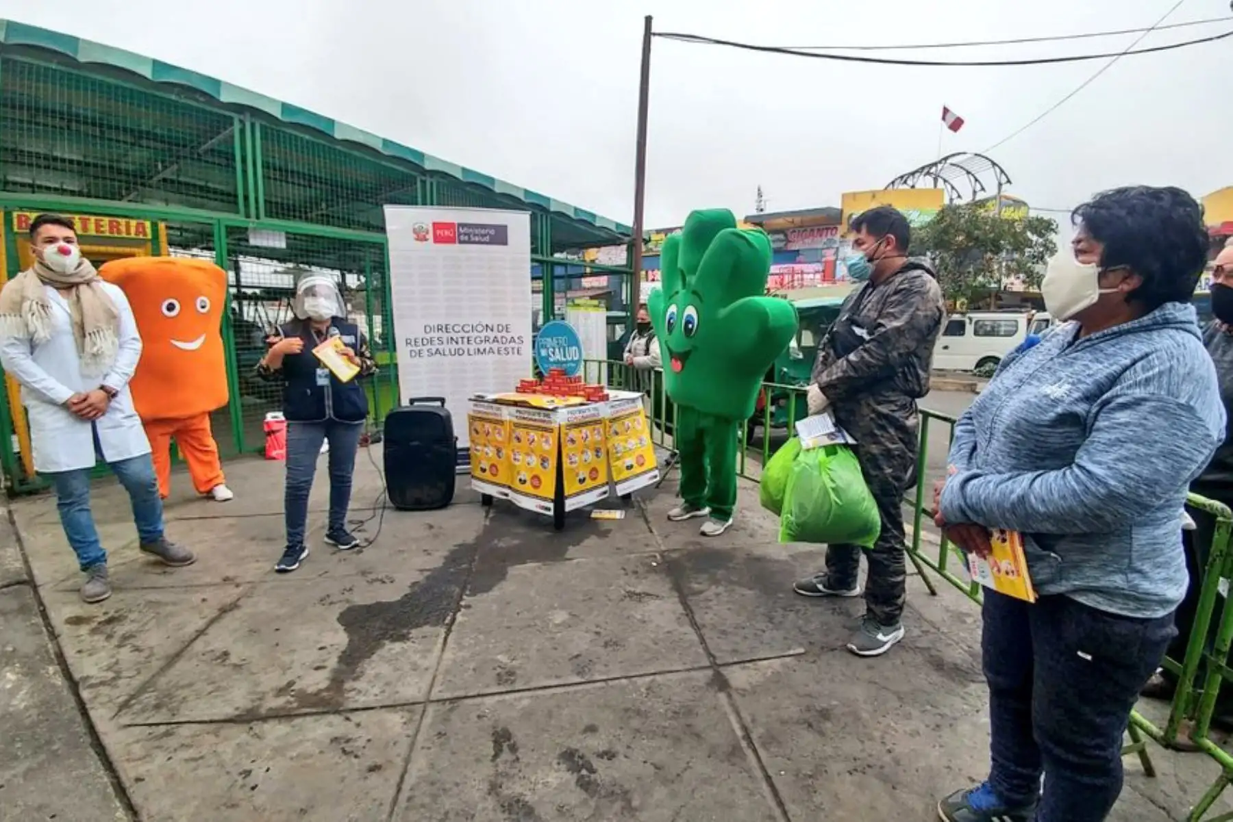 Ministerio de Salud brinda información a la ciudadanía sobre las principales medidas para prevenir el covid-19, aplicando el lavado de manos, distancia social, uso de mascarilla y protector facial. La actividad se realiza en el mercado Plaza Vitarte de Ate, donde a diario circulan más de 1300 personas a diario.
Foto: ANDINA/Minsa.