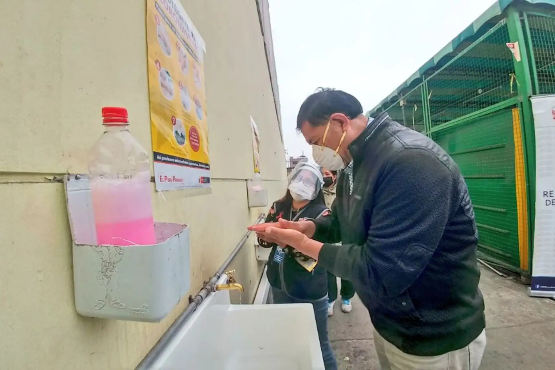 Ministerio de Salud brinda información a la ciudadanía sobre las principales medidas para prevenir el covid-19, aplicando el lavado de manos, distancia social, uso de mascarilla y protector facial. La actividad se realiza en el mercado Plaza Vitarte de Ate, donde a diario circulan más de 1300 personas a diario.
Foto: ANDINA/Minsa.