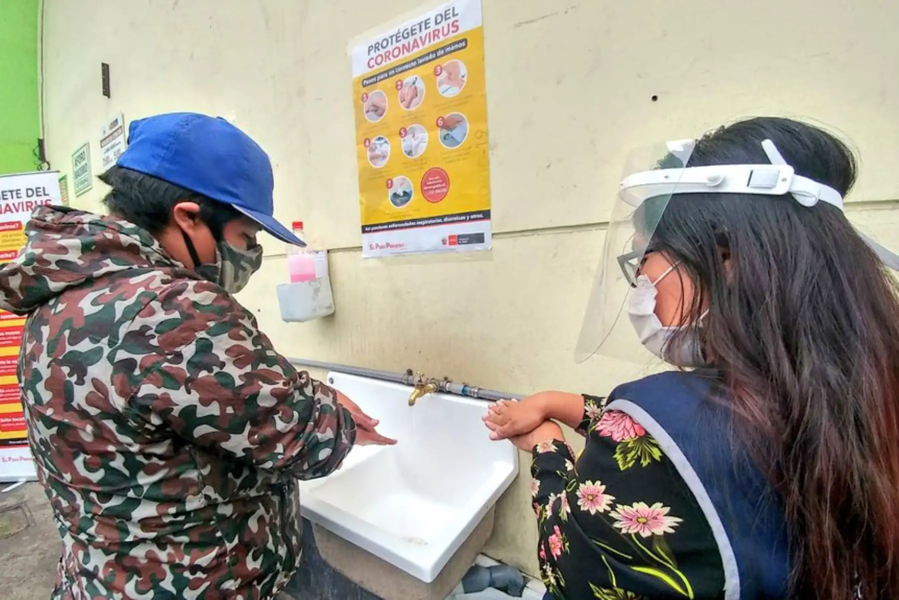 Ministerio de Salud brinda información a la ciudadanía sobre las principales medidas para prevenir el covid-19, aplicando el lavado de manos, distancia social, uso de mascarilla y protector facial. La actividad se realiza en el mercado Plaza Vitarte de Ate, donde a diario circulan más de 1300 personas a diario.
Foto: ANDINA/Minsa.