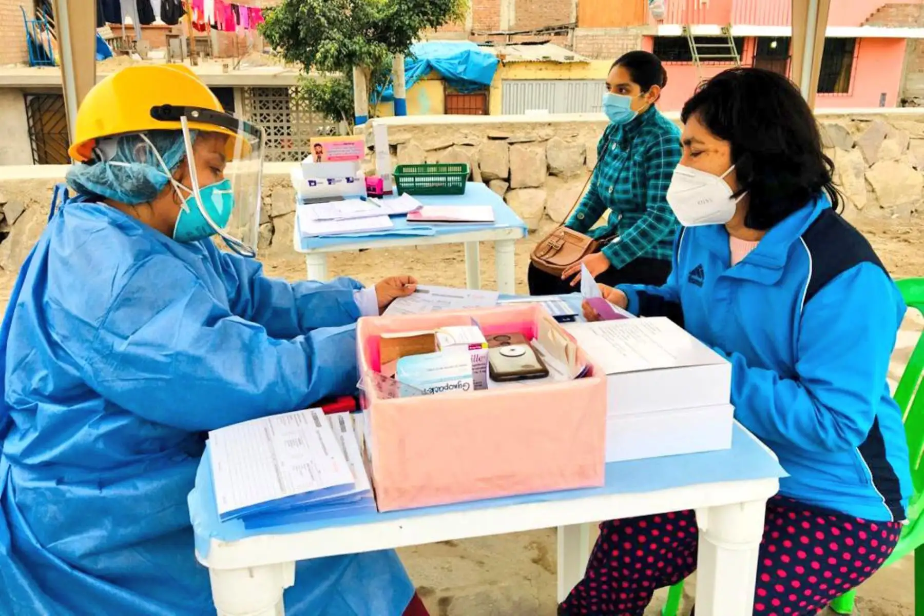 Ministerio de Salud  brinda atención integral de salud a familias del asentamiento humano Edilberto Ramos en Villa El Salvador. Niños y adultos son atendidos en servicios de vacunación, tamizaje de anemia, control de diabetes e hipertensión, salud mental y descarte de covid-19.
Foto:ANDINA/Minsa.