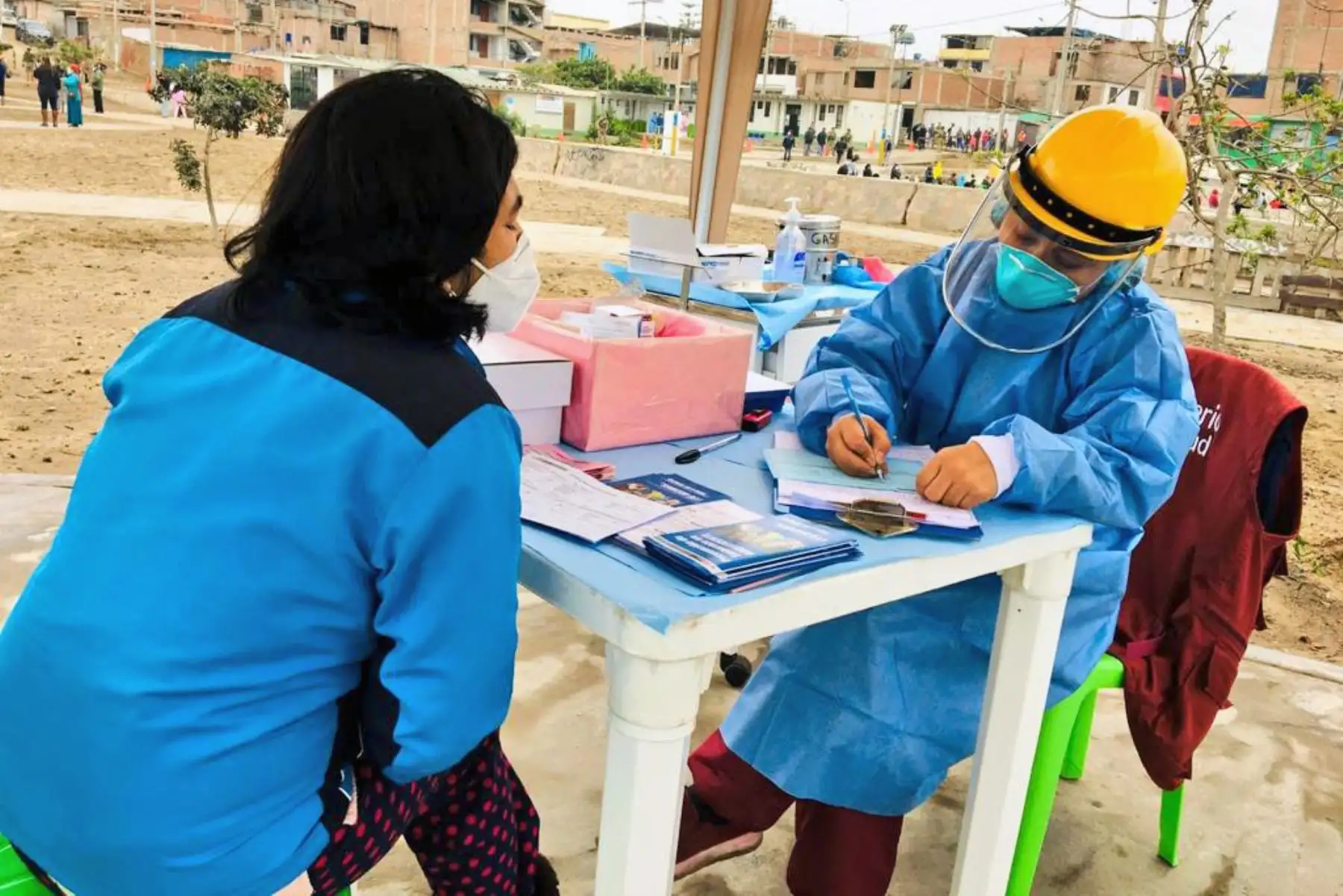 Ministerio de Salud  brinda atención integral de salud a familias del asentamiento humano Edilberto Ramos en Villa El Salvador. Niños y adultos son atendidos en servicios de vacunación, tamizaje de anemia, control de diabetes e hipertensión, salud mental y descarte de covid-19.
Foto:ANDINA/Minsa.
