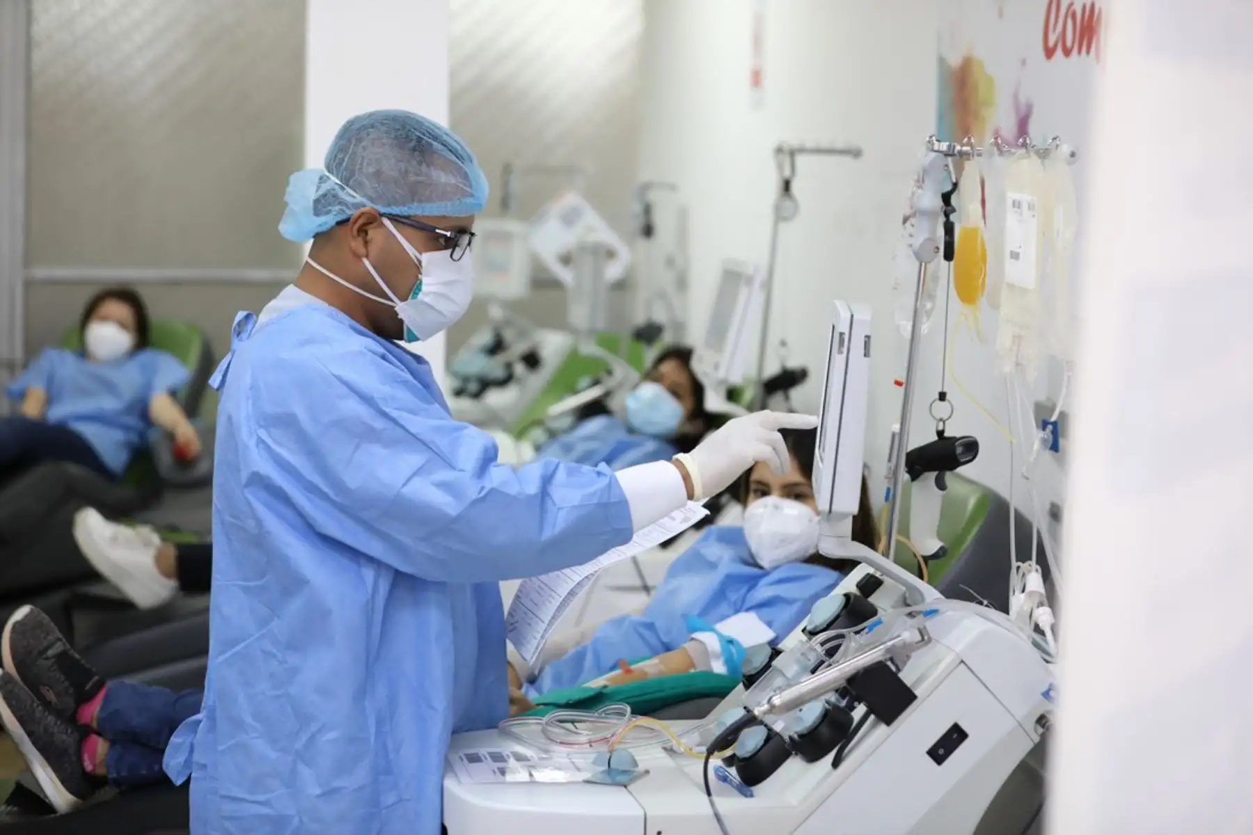 EsSalud inicia ensayo con plasma convaleciente para manejo de pacientes covid-19. Foto: ANDINA/Difusión.