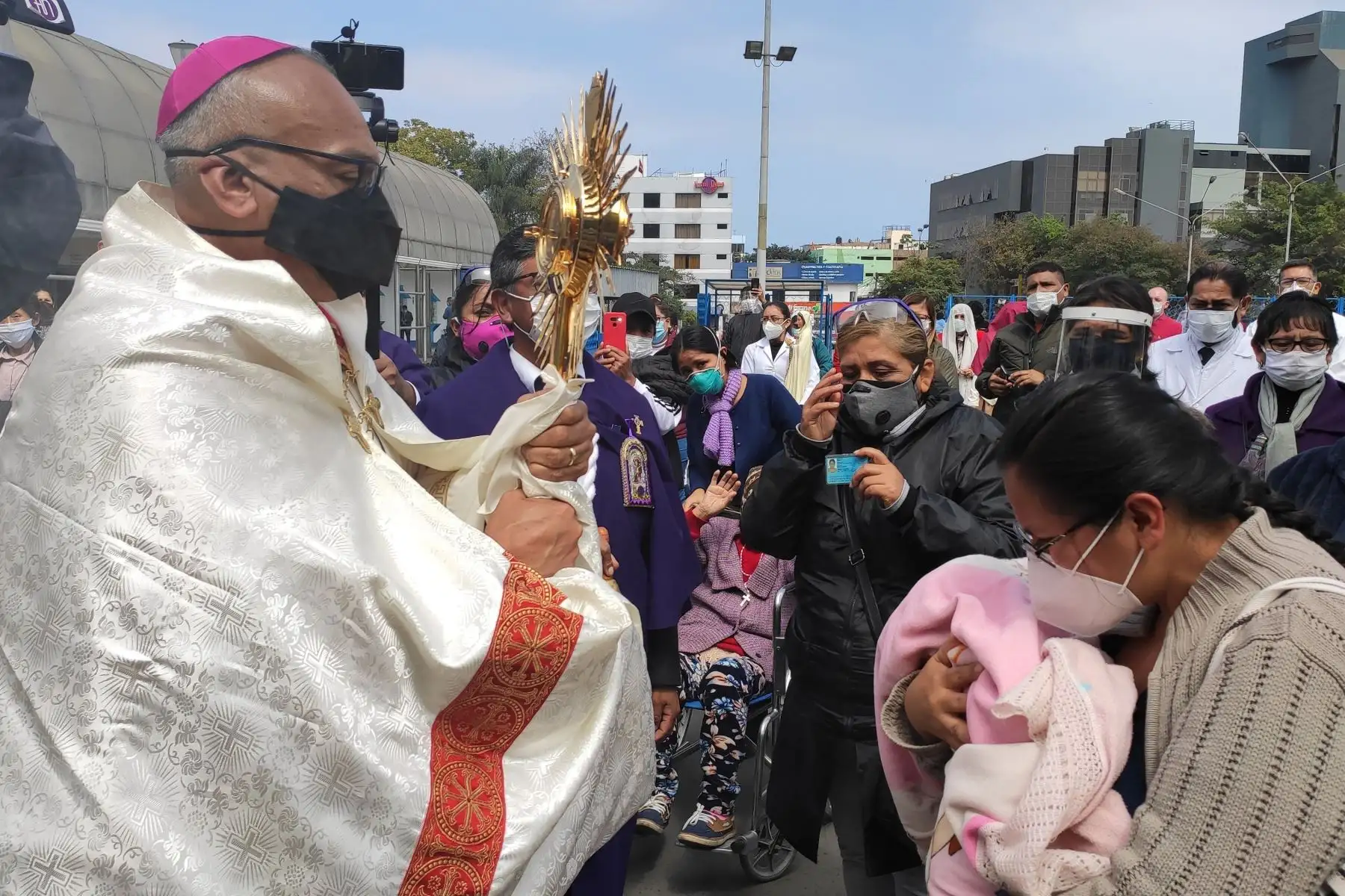 Monseñor Guillermo Elias realiza misa de sanación por la salud de los enfermos del covid - 19 desde el Hospital Rebagliati. 
Foto: Essalud