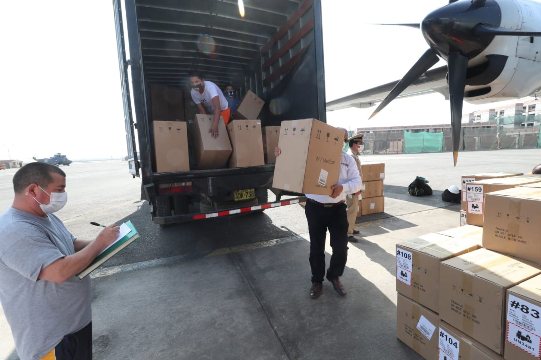 Desde la base de la Aviación Naval de Lima, el Pronis envió 315 concentradores de oxígeno para los pacientes covid-19 a la región de Arequipa. Foto: ANDINA/Difusión