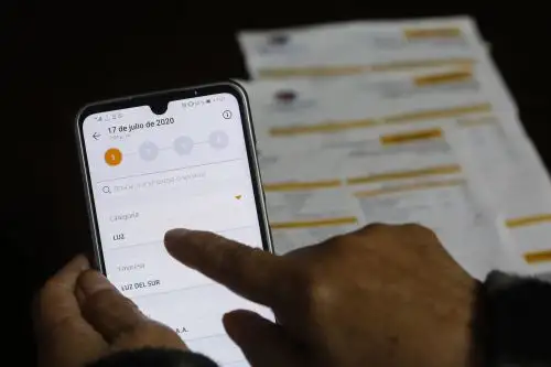 Recibo de energía eléctrica. Foto: ANDINA/Renato Pajuelo.