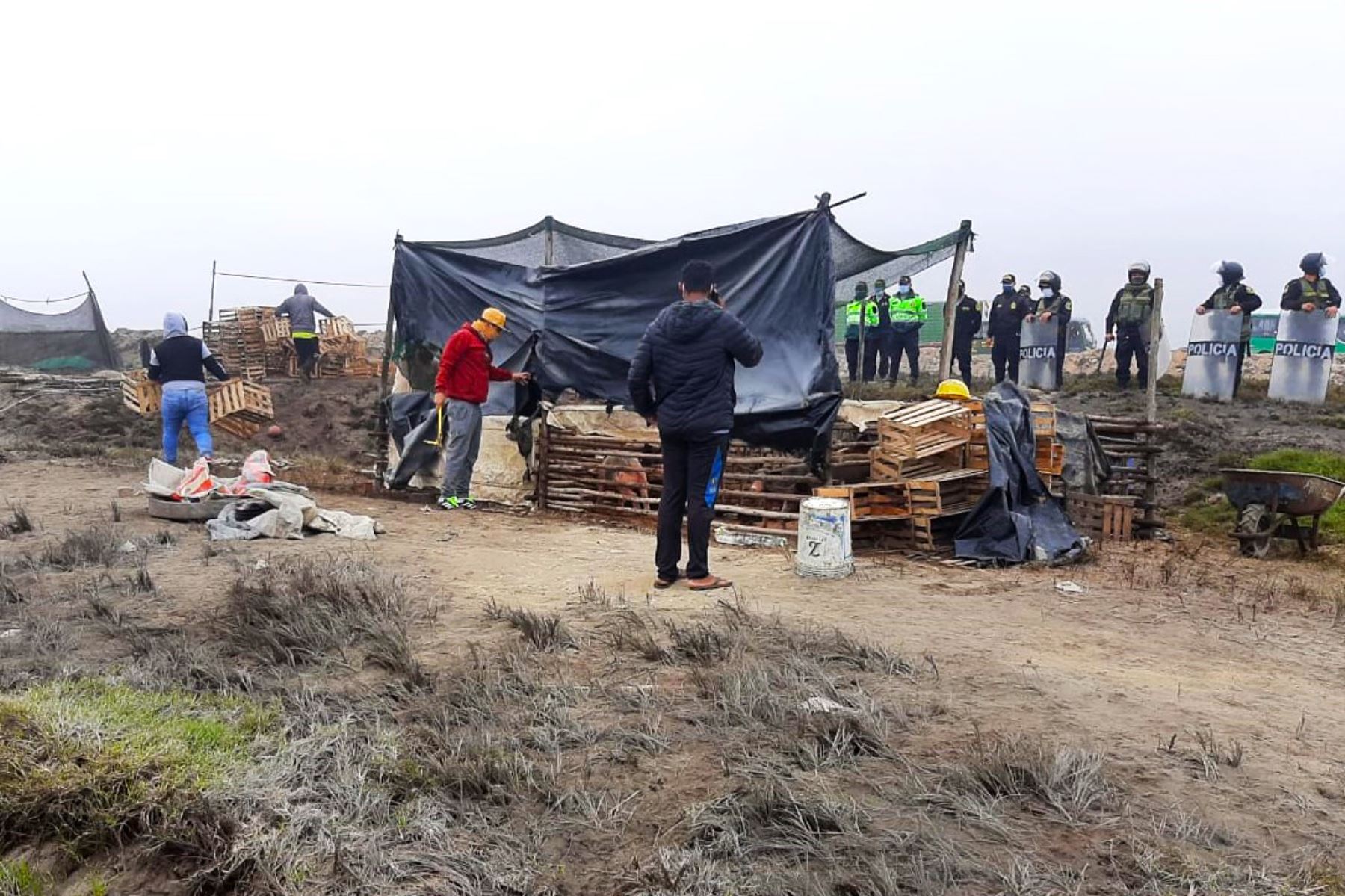 la Policía Nacional recuperó terreno en la zona intangible de Chan Chan, que era usado como área de cultivo y corral de cerdos. Foto: ANDINA/Difusión
