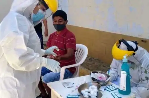 Pescador artesanal de la región Piura se somete a prueba de descarte de covid-19.