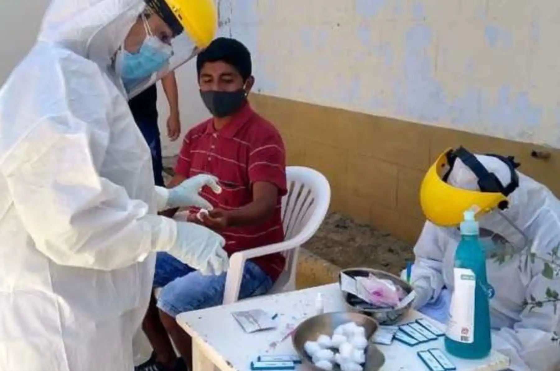 Pescador artesanal de la región Piura se somete a prueba de descarte de covid-19.