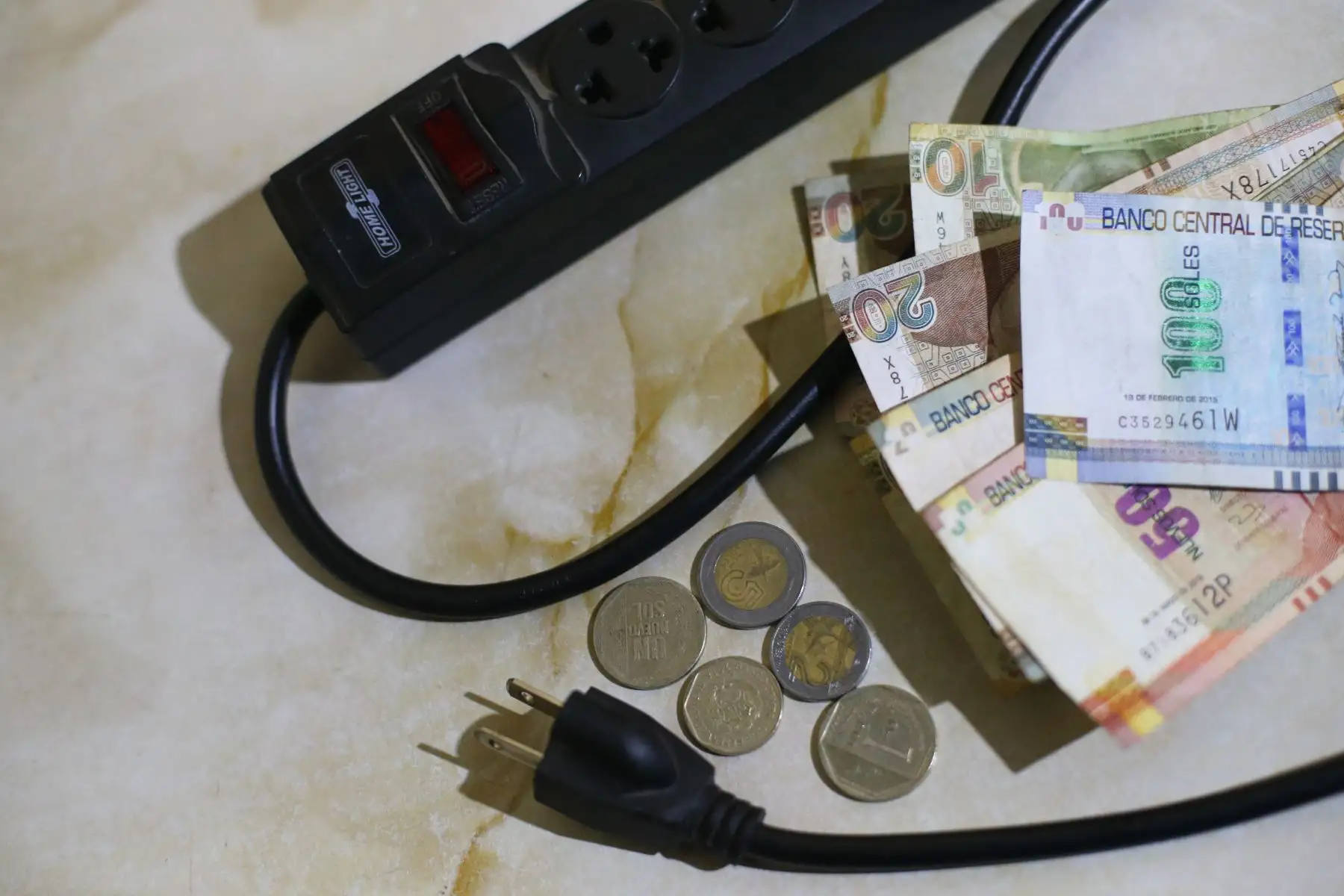 El uso eficiente de la energía eléctrica en la oficina puede generar ahorro económico. ANDINA/Jhonel Rodríguez Robles