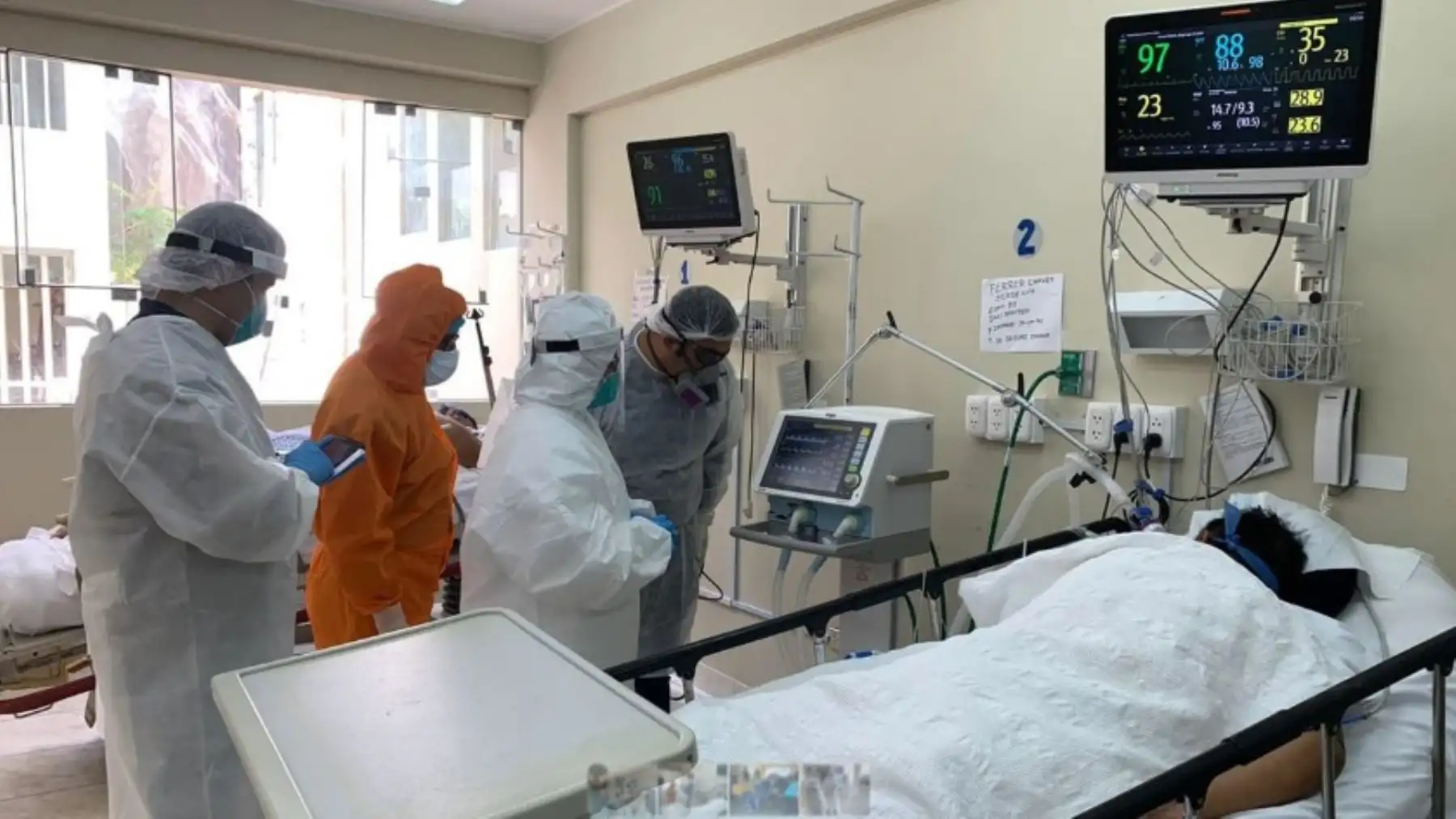 Un equipo médico de emergencia de la Dirección General de Gestión del Riesgo de Desastres y Defensa Nacional en Salud (Digerd), llegó a Huánuco para apoyar de manera directa a mejorar el manejo del flujo de pacientes; así como brindar asistencia técnica a los hospitales que actualmente presentan sobresaturación y fortalecer la atención en salud de los casos críticos por esta enfermedad.