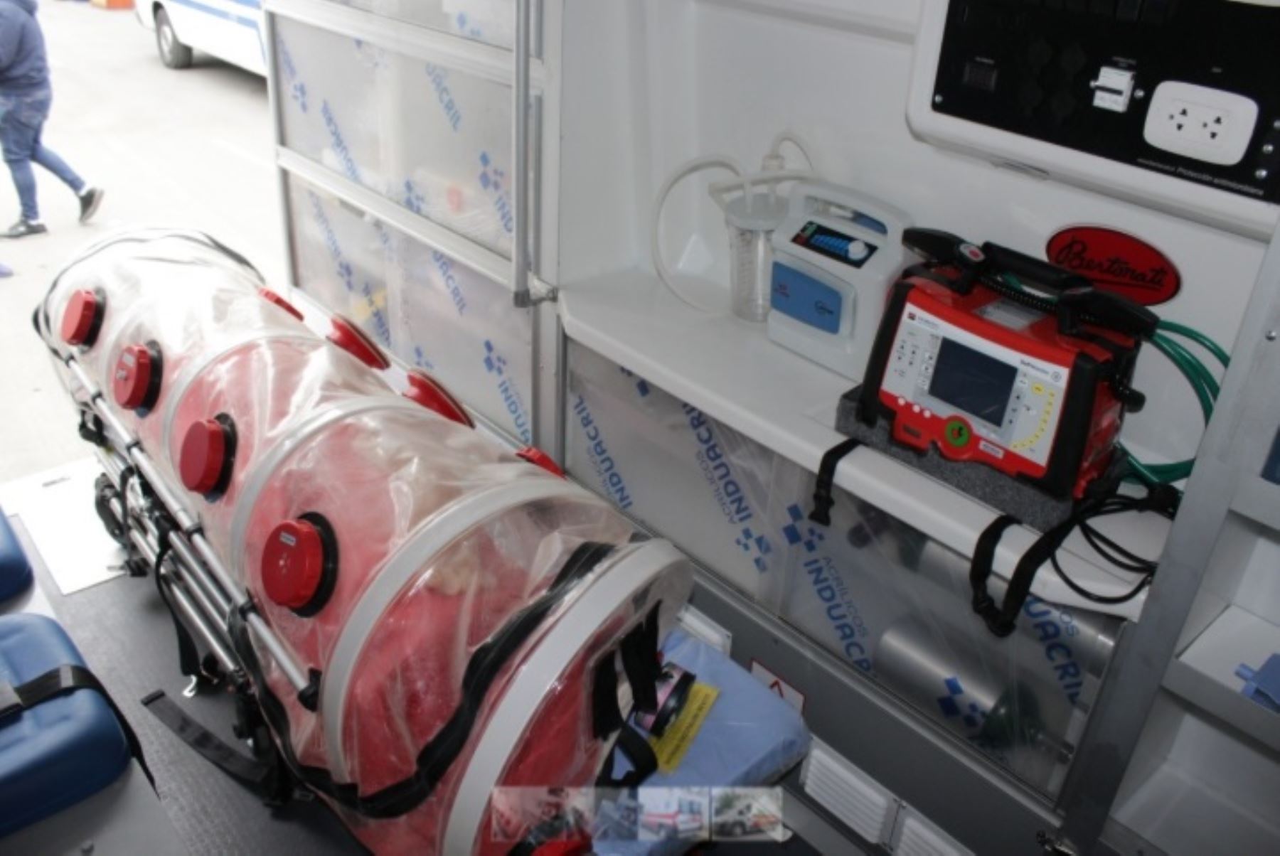 El hospital La Caleta de Chimbote, en la región Áncash, recibió hoy dos ambulancias urbanas tipo III equipadas con cápsulas para el traslado de pacientes diagnosticados o con sospecha de haber adquirido el covid-19.