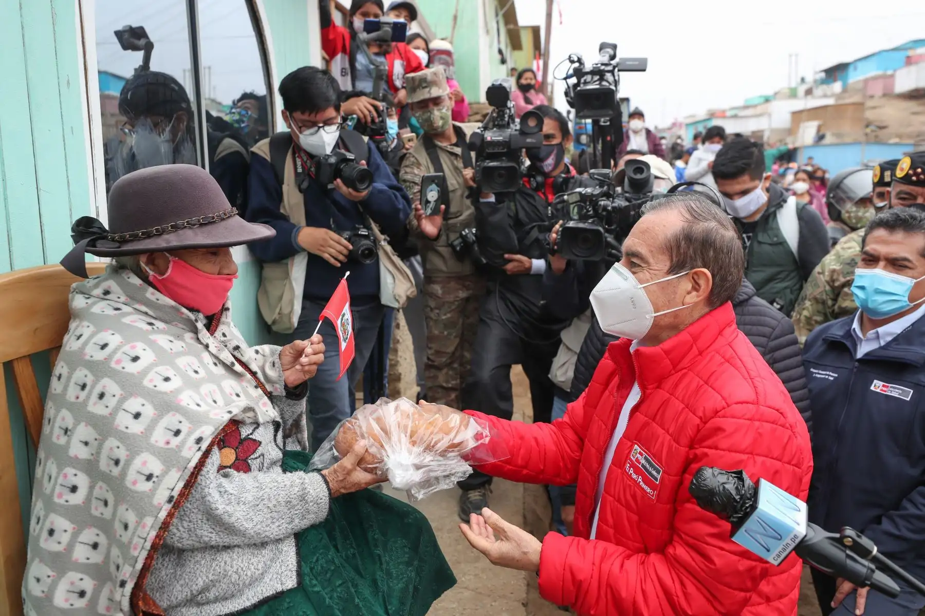 Ministro de Defensa, Walter Martos, junto al viceministro del Ministerio de Salud, el jefe del 
CCFFAA y el alcalde de Pucusana, supervisa el inicio de una acción cívica en beneficio de más de 1300 pobladores del A.H. Nueva Esperanza, de ese distrito.
Foto:ANDINA/MindefPeru.