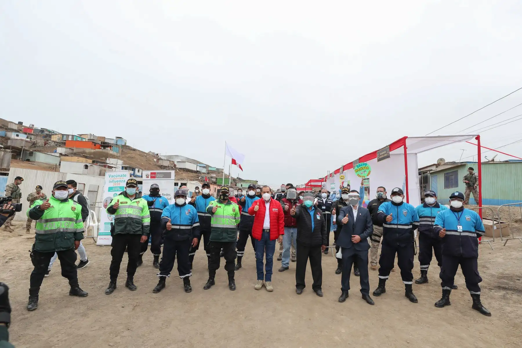 Ministro de Defensa, Walter Martos, junto al viceministro del Ministerio de Salud, el jefe del 
CCFFAA y el alcalde de Pucusana, supervisa el inicio de una acción cívica en beneficio de más de 1300 pobladores del A.H. Nueva Esperanza, de ese distrito.
Foto:ANDINA/MindefPeru.