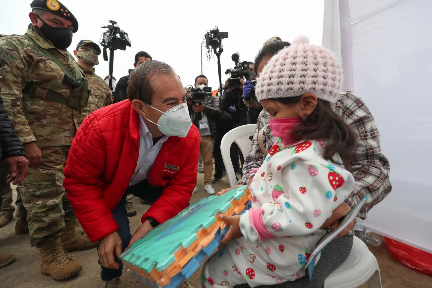 Ministro de Defensa, Walter Martos, junto al viceministro del Ministerio de Salud, el jefe del 
CCFFAA y el alcalde de Pucusana, supervisa el inicio de una acción cívica en beneficio de más de 1300 pobladores del A.H. Nueva Esperanza, de ese distrito.
Foto:ANDINA/MindefPeru.