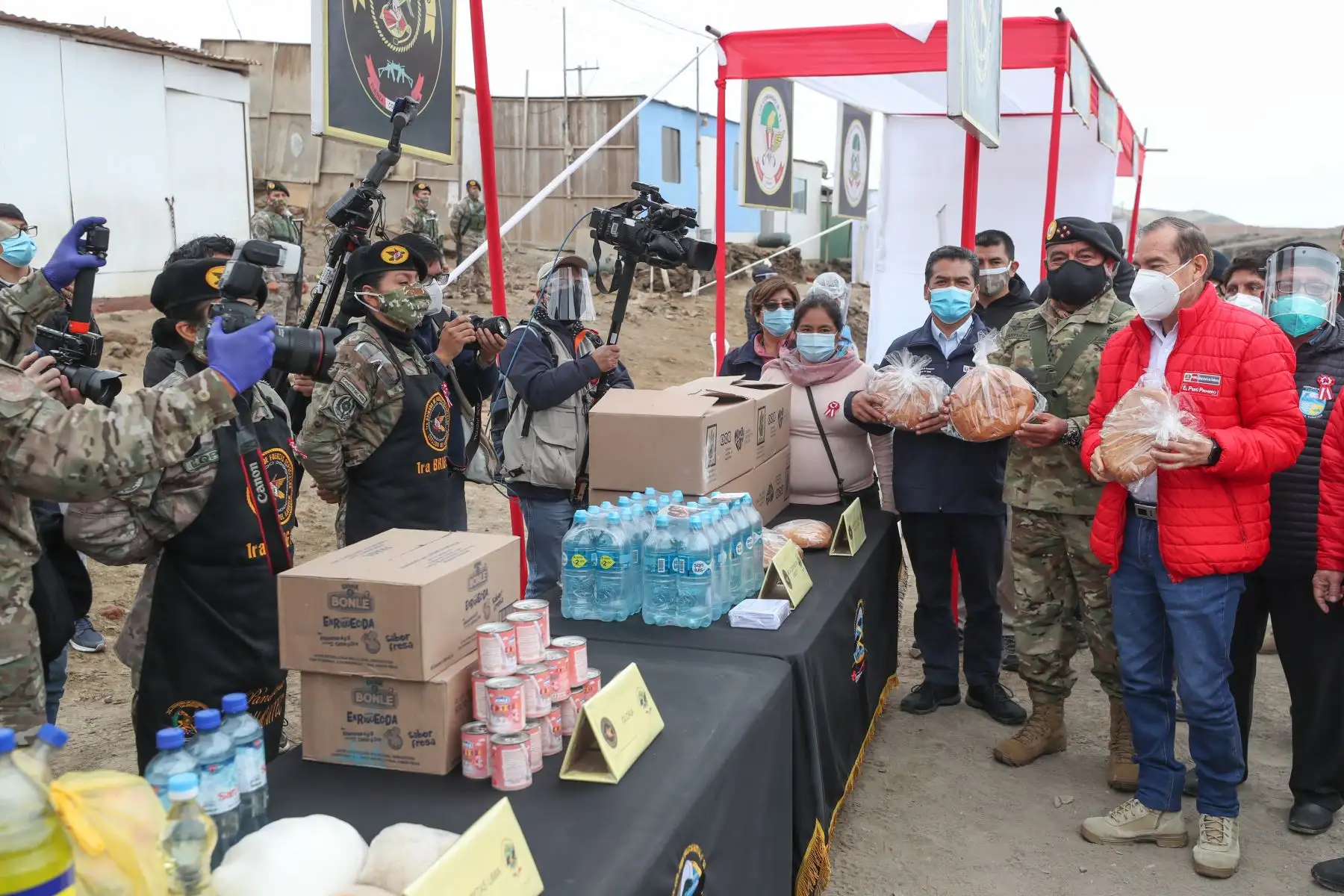 Ministro de Defensa, Walter Martos, junto al viceministro del Ministerio de Salud, el jefe del 
CCFFAA y el alcalde de Pucusana, supervisa el inicio de una acción cívica en beneficio de más de 1300 pobladores del A.H. Nueva Esperanza, de ese distrito.
Foto:ANDINA/MindefPeru.