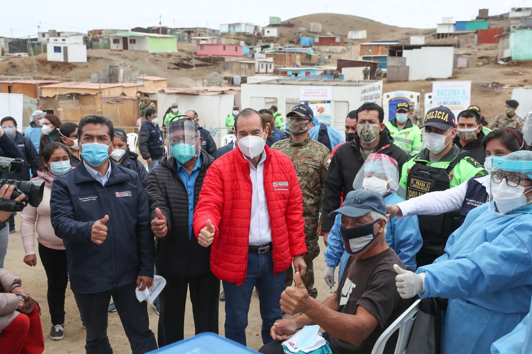 Ministro de Defensa, Walter Martos, junto al viceministro del Ministerio de Salud, el jefe del 
CCFFAA y el alcalde de Pucusana, supervisa el inicio de una acción cívica en beneficio de más de 1300 pobladores del A.H. Nueva Esperanza, de ese distrito.
Foto:ANDINA/MindefPeru.