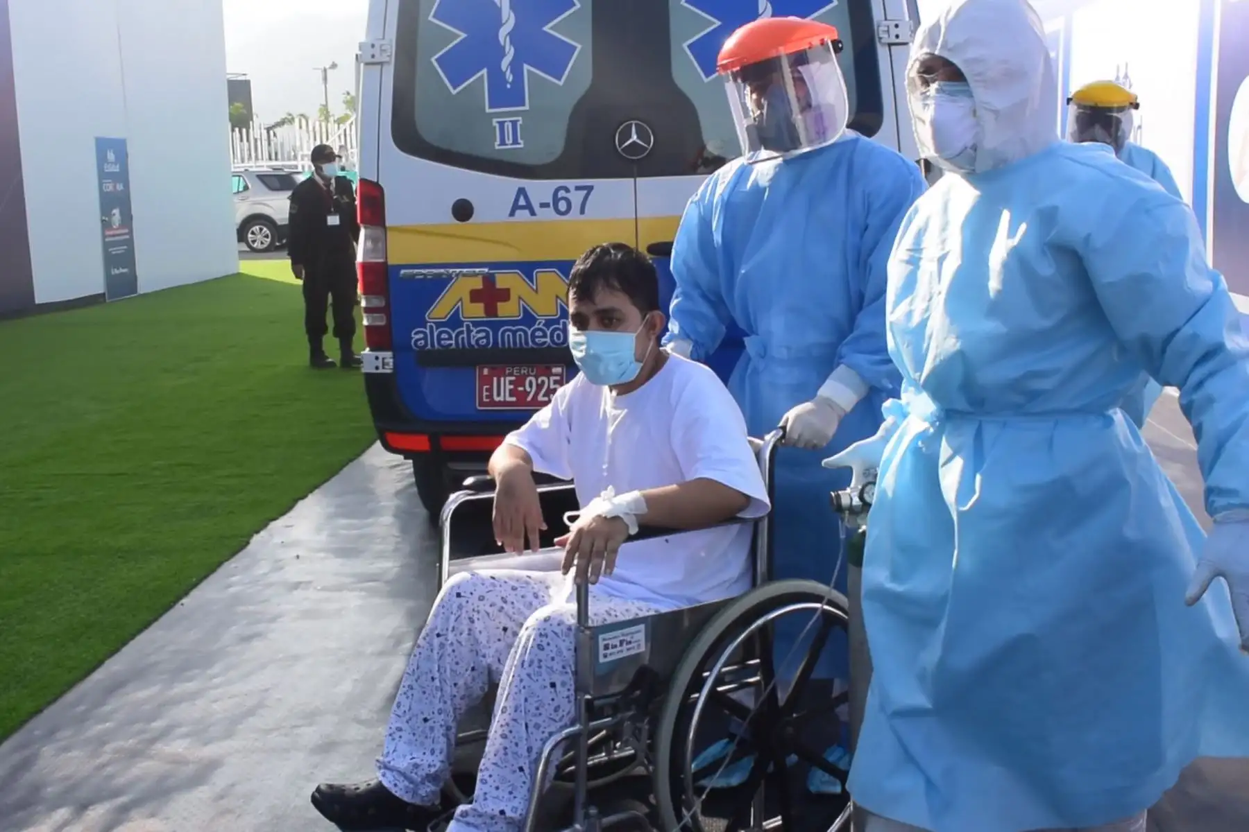 La nueva Villa EsSalud San Juan de Lurigancho, cuenta con 200 camas, de las cuales ciento setenta y seis (176), son de hospitalización para pacientes que presenten sintomatología leve o moderada, en tanto las veinticuatro (24) restantes pertenecen a  las Unidades de Vigilancia Intensiva (UVI) y de cuidados críticos (UCI). ANDINA/EsSalud